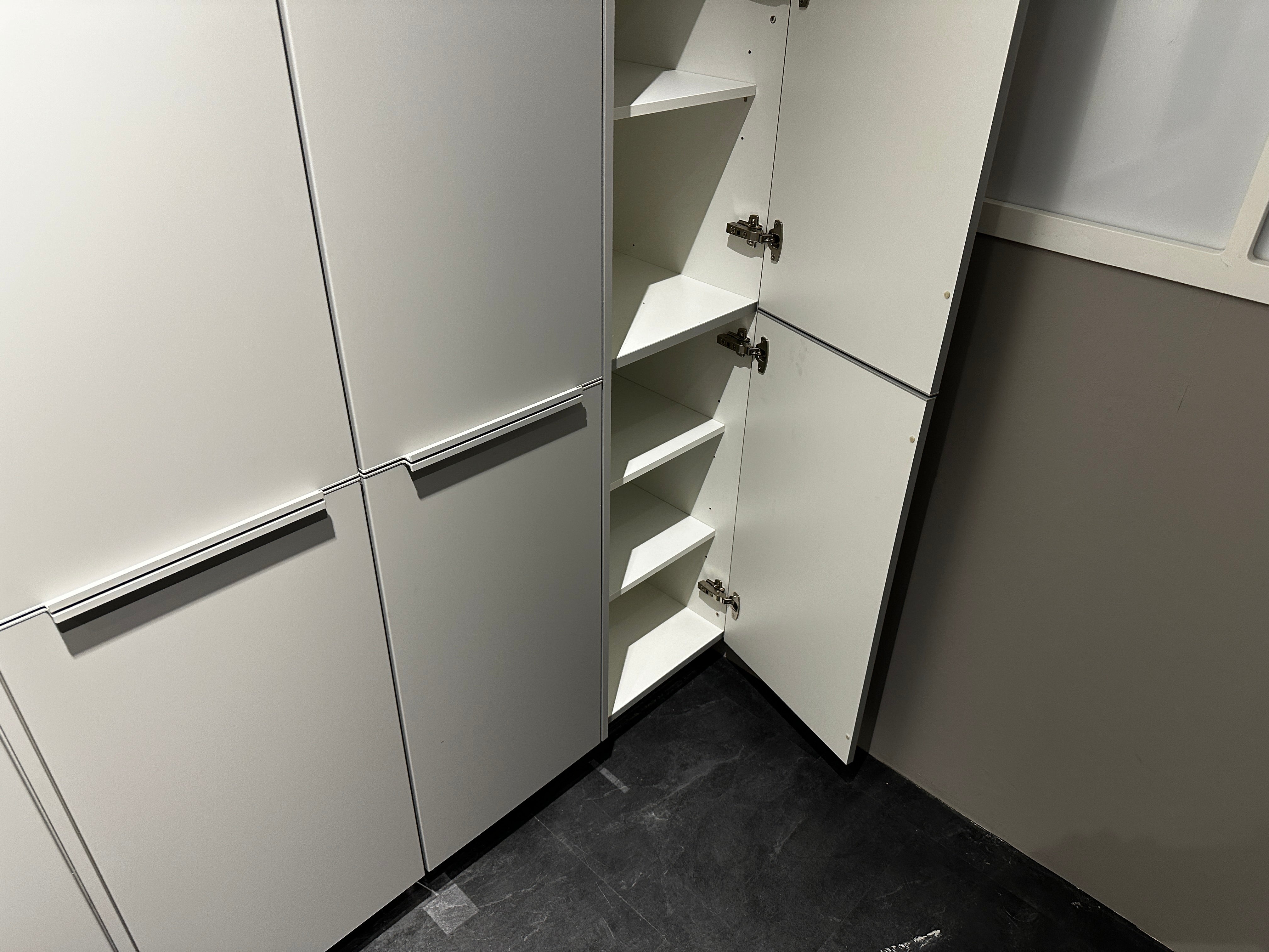 00776 - Steengrijze eilandkeuken