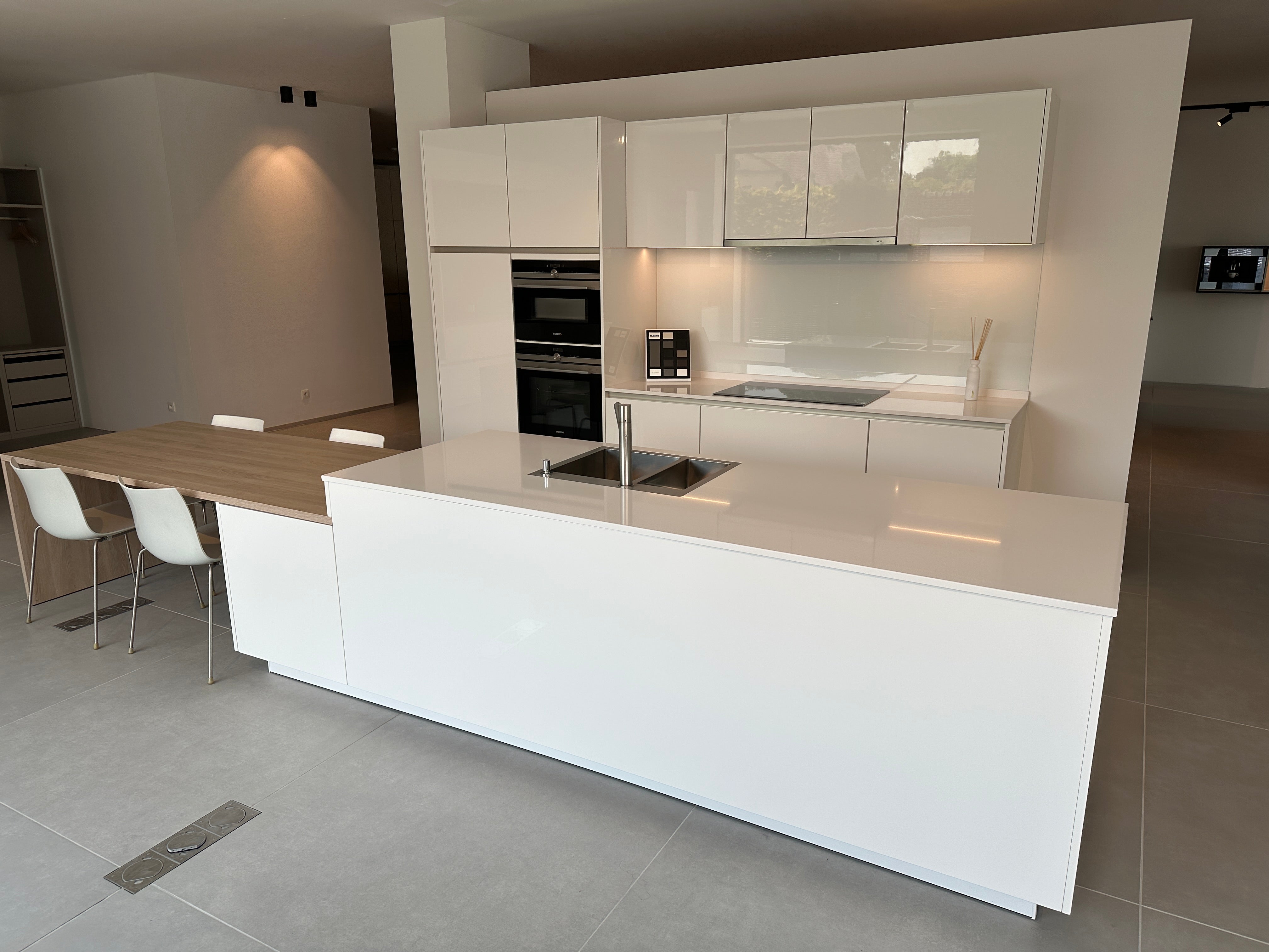 01143 - Witte Siematic eilandkeuken