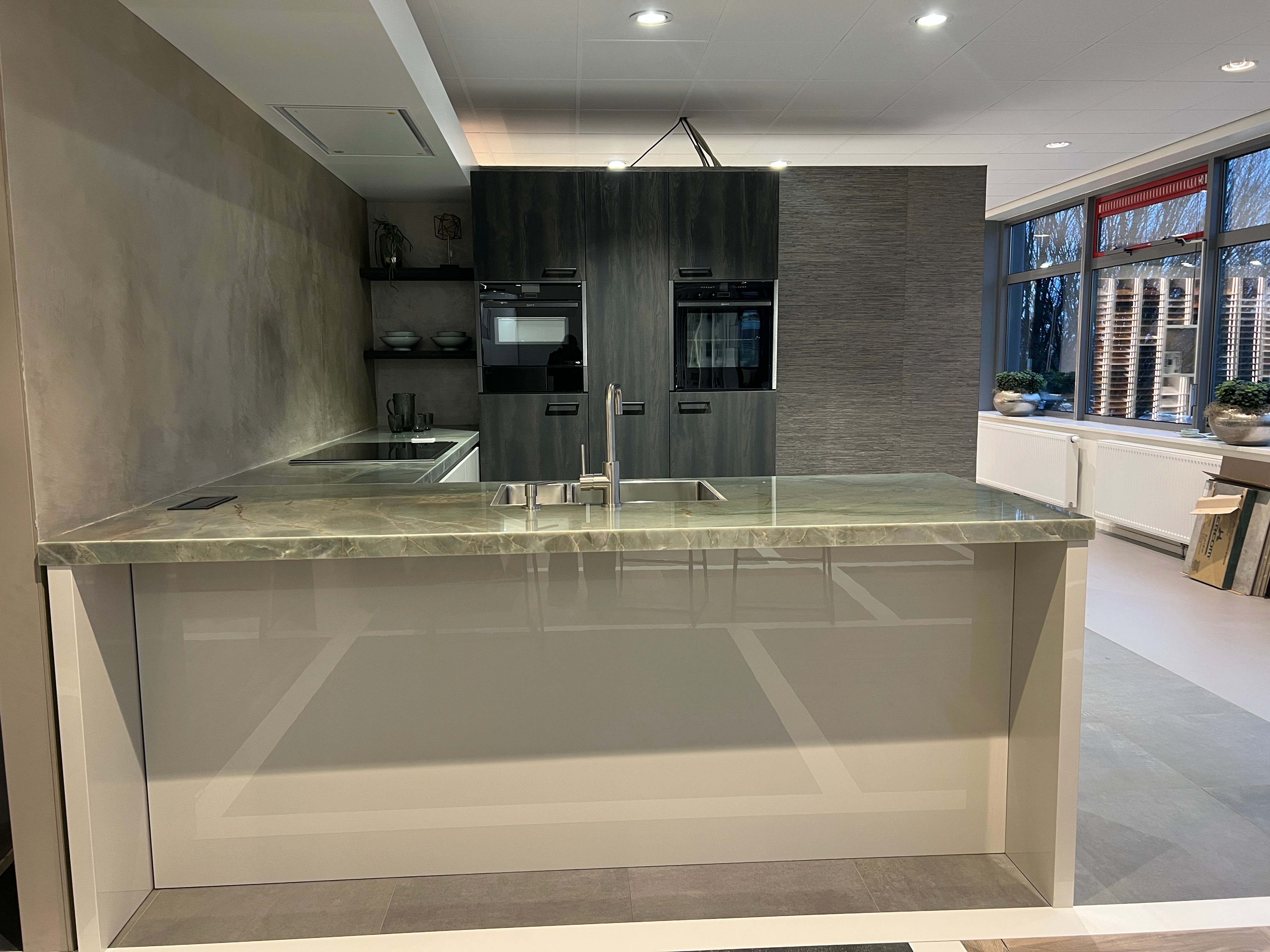 03164 - grijze schiereiland keuken