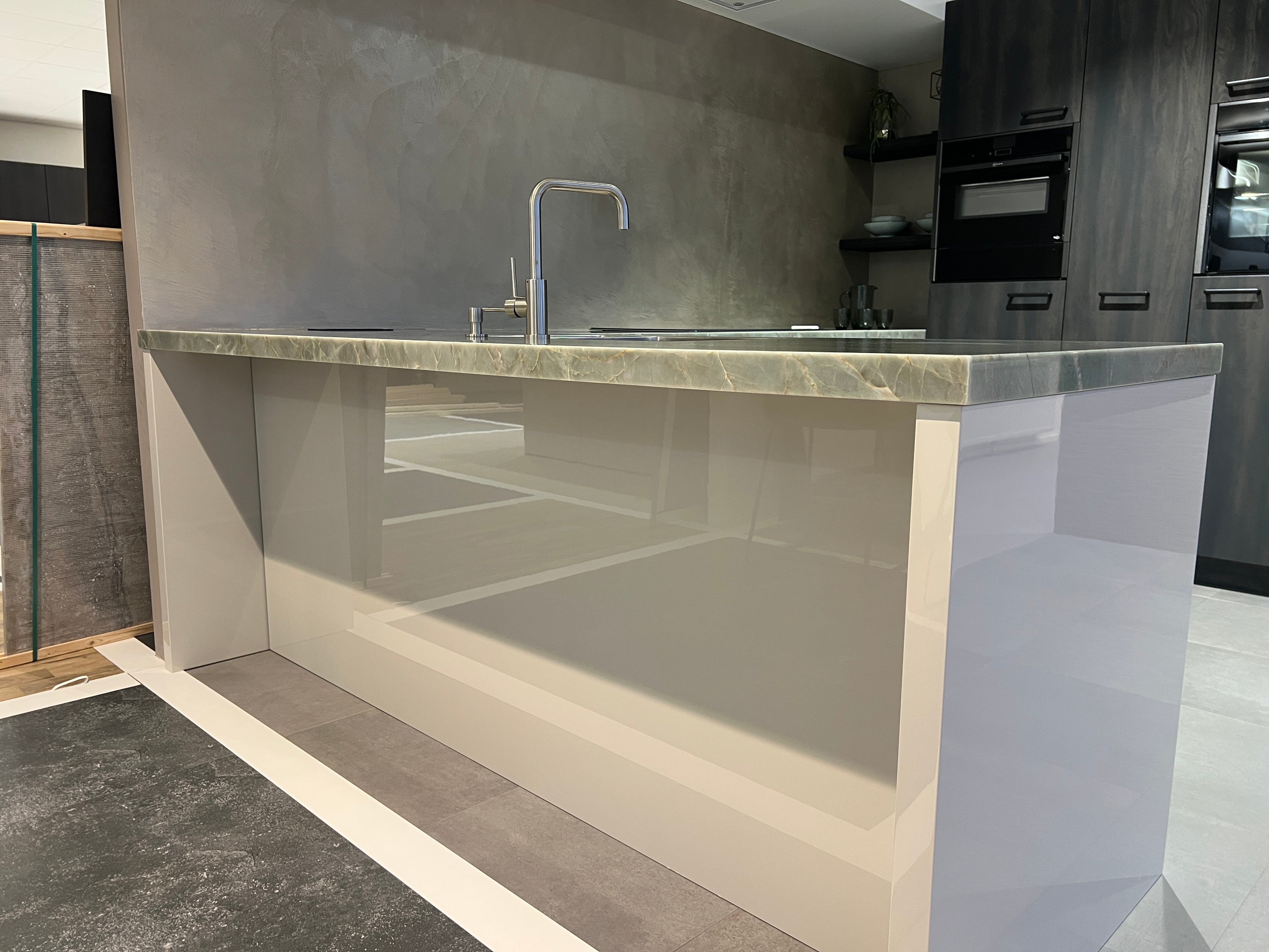 03164 - grijze schiereiland keuken