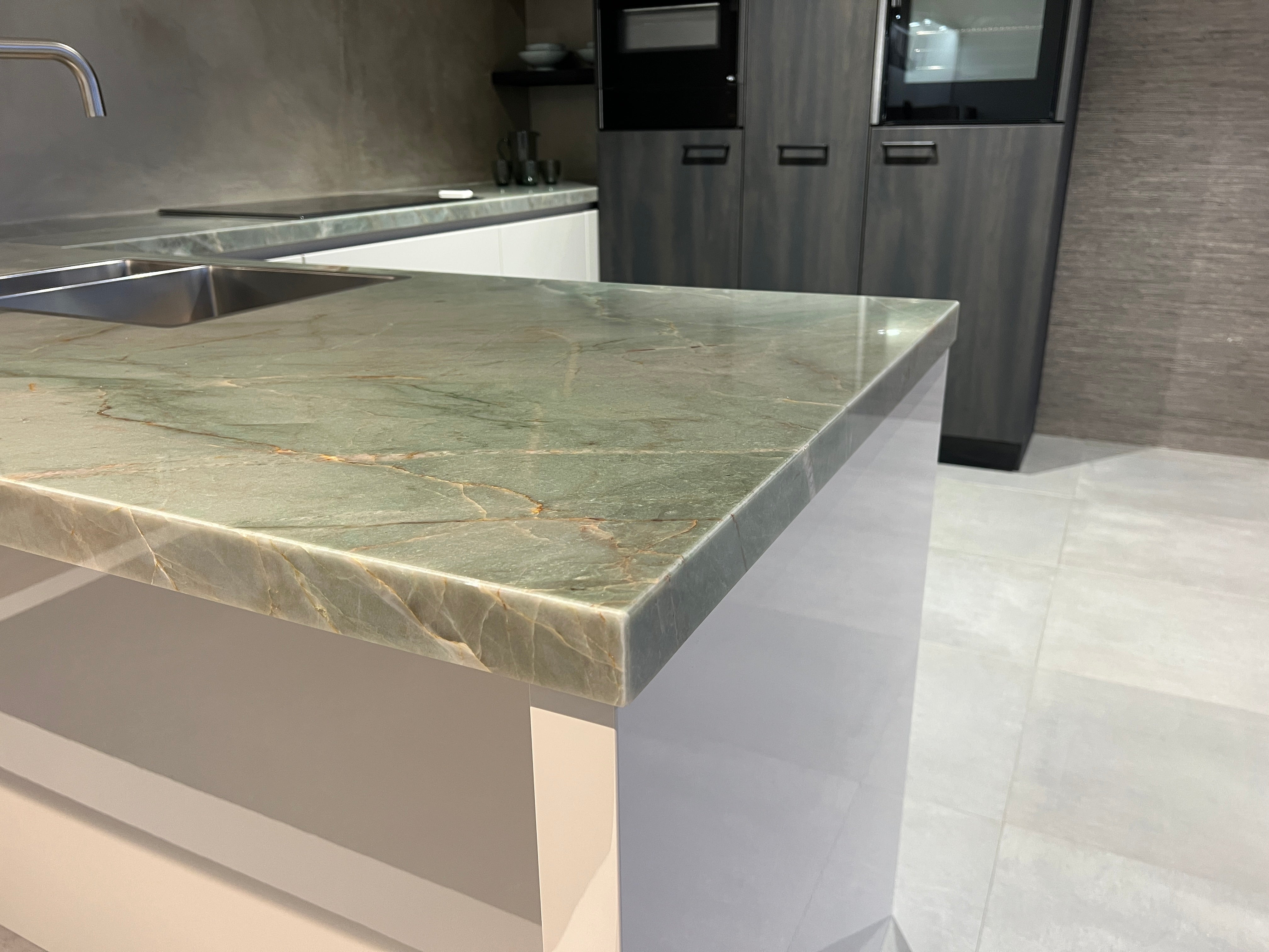 03164 - grijze schiereiland keuken