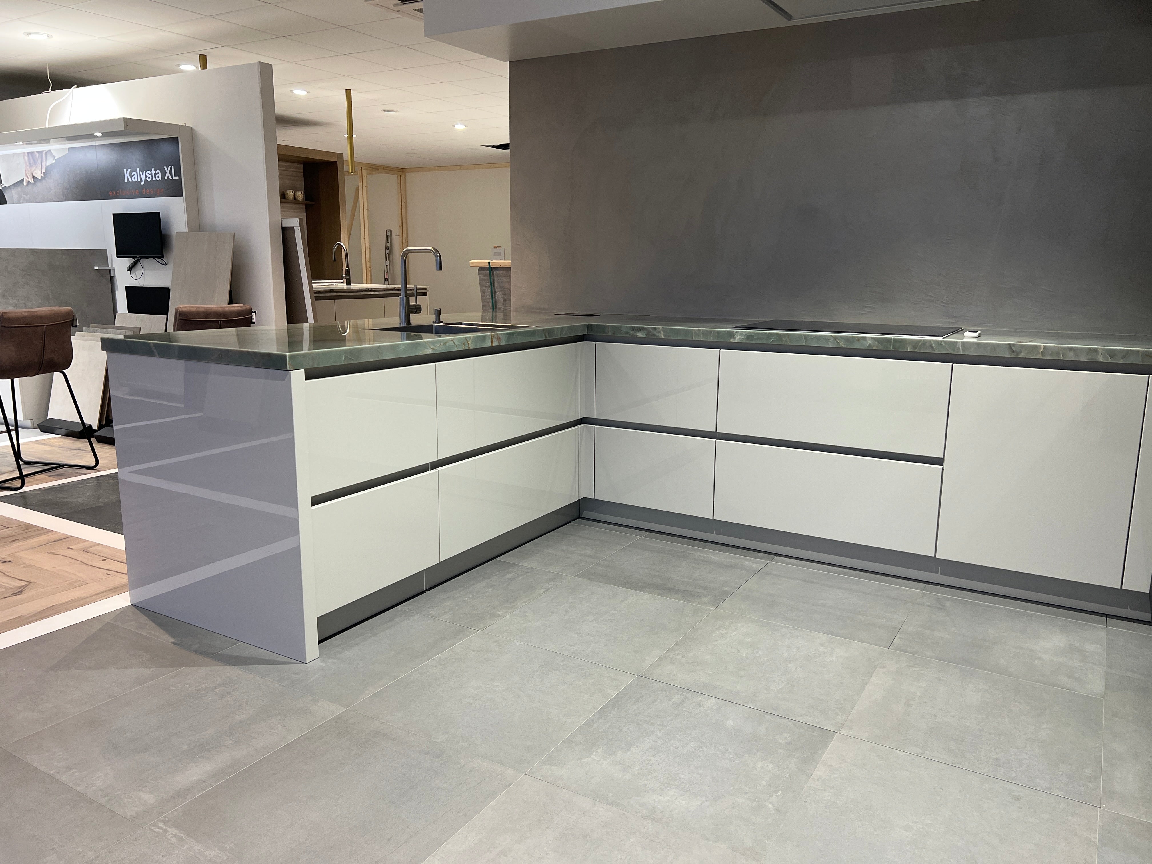 03164 - grijze schiereiland keuken