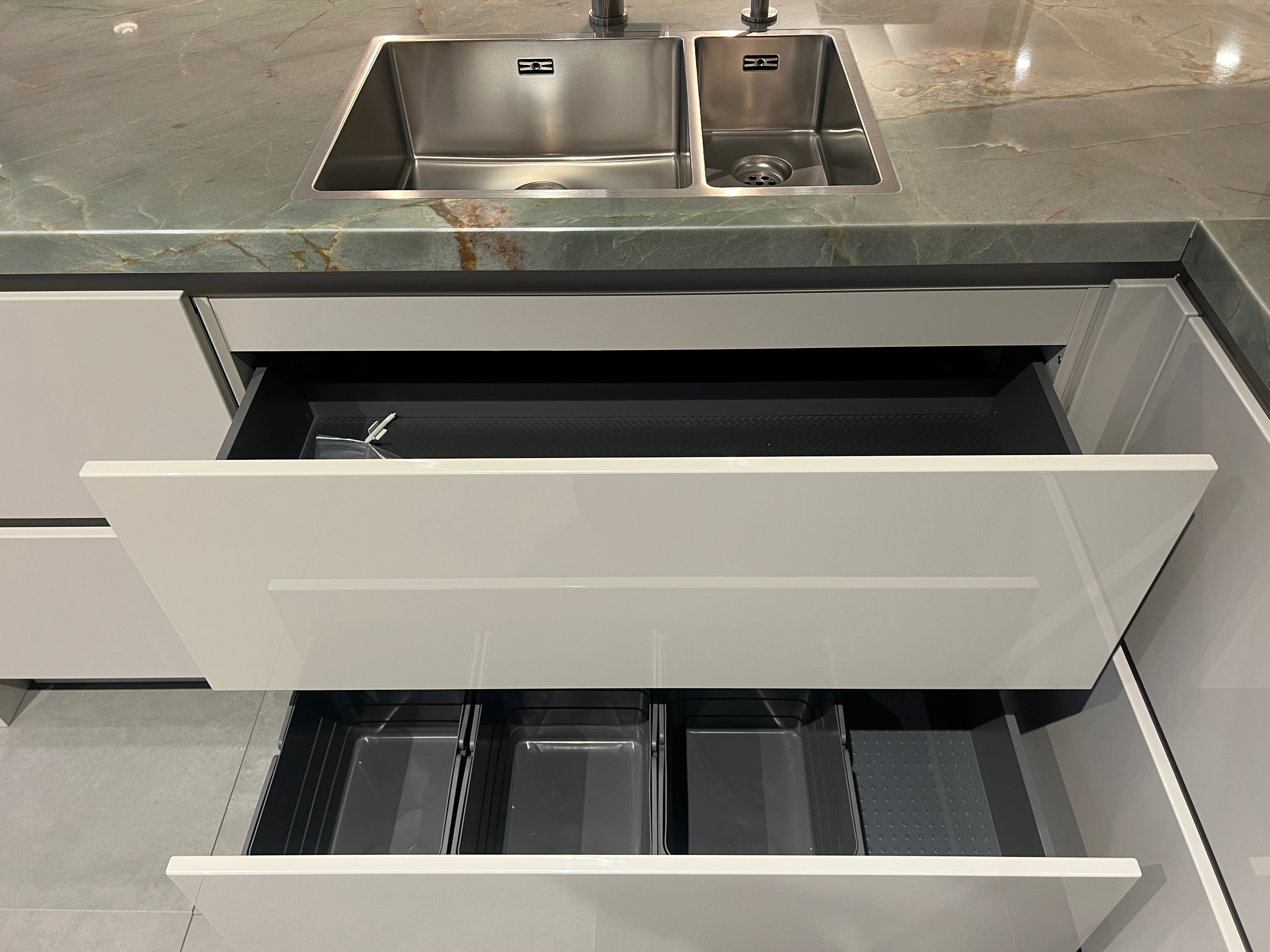 03164 - grijze schiereiland keuken