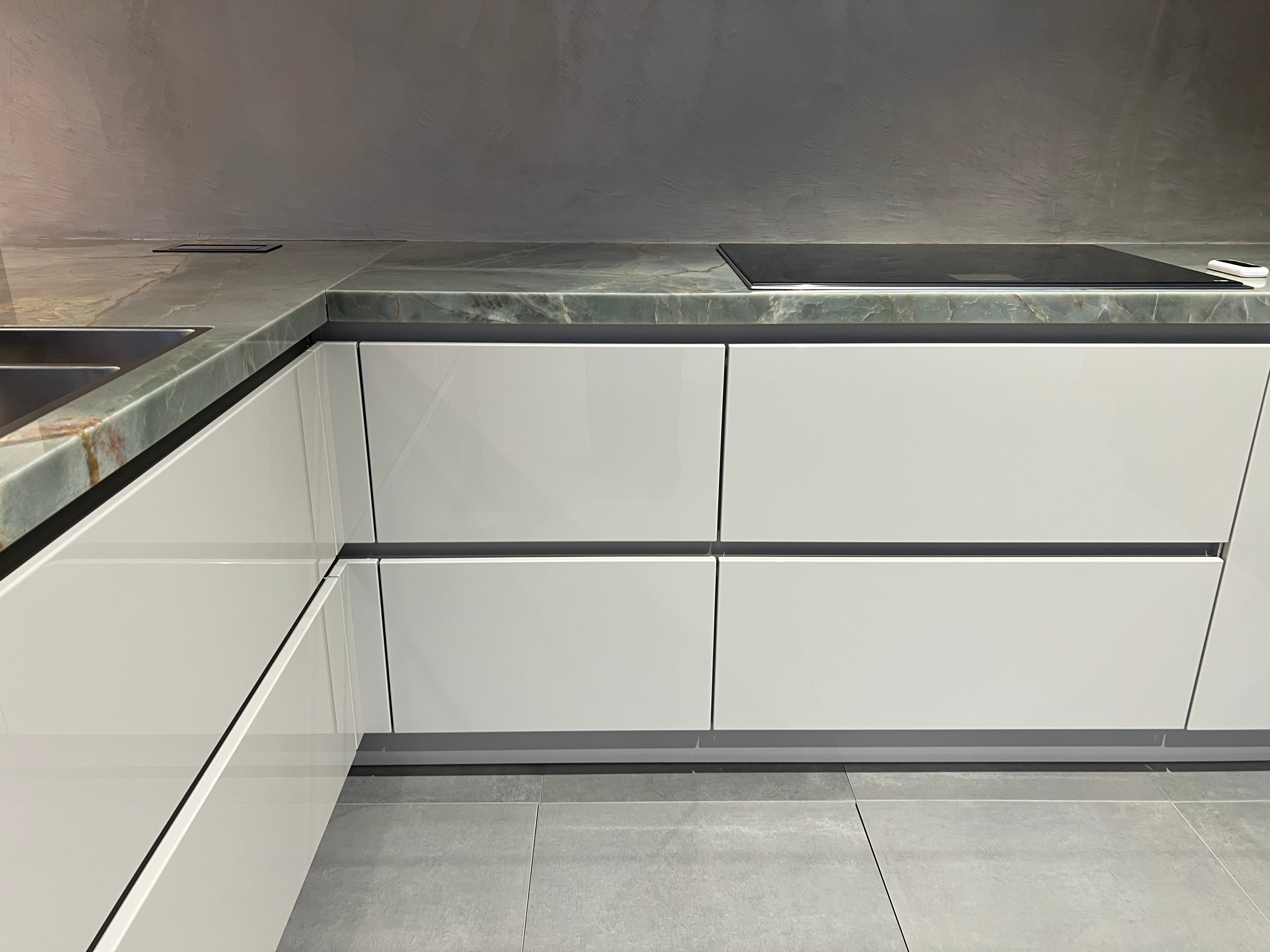 03164 - grijze schiereiland keuken