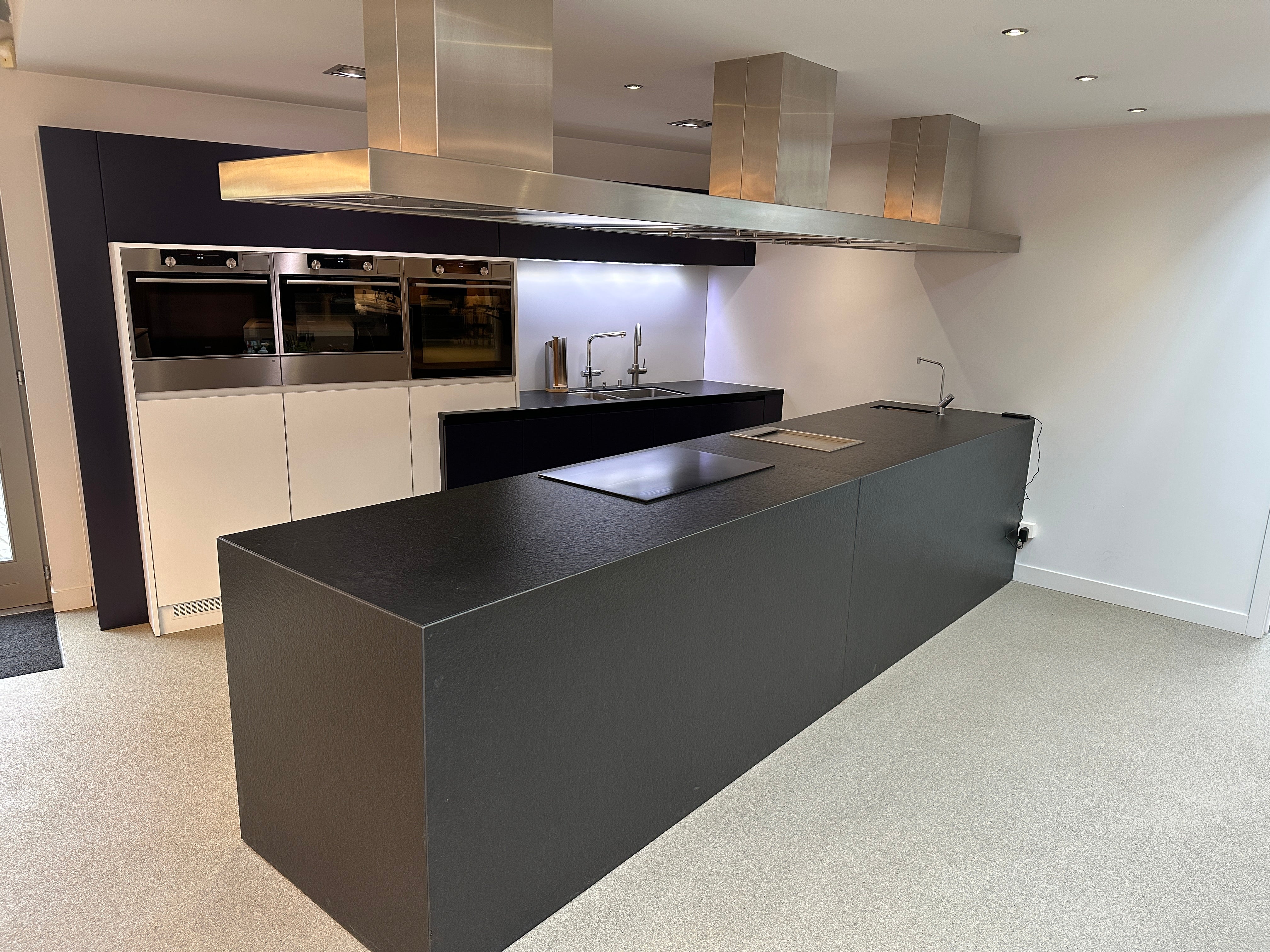 01402 - Moderne eilandkeuken (gebruikerskeuken)