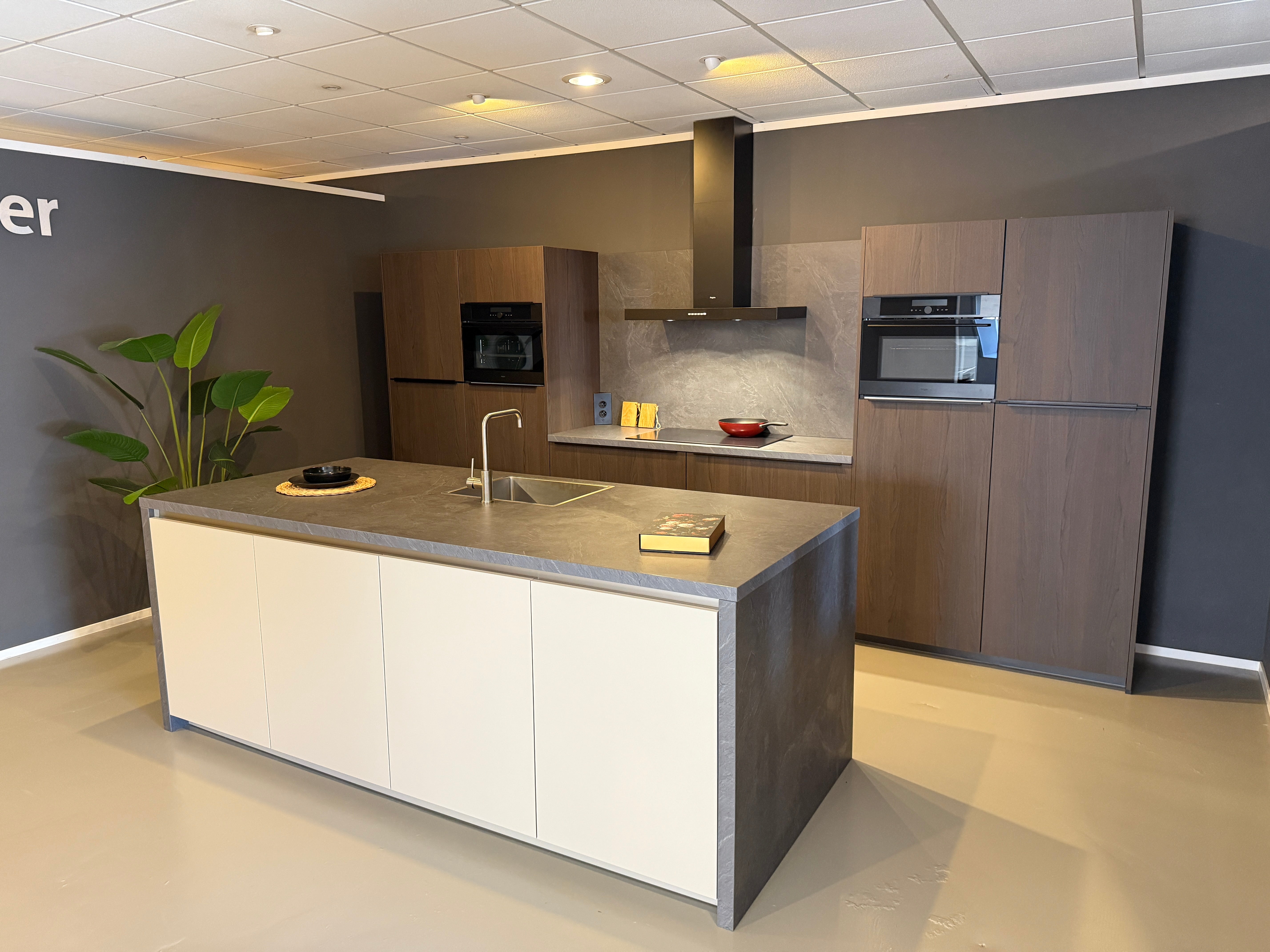 Showroomkeuken met kookeiland van noothout van het merk Keller
