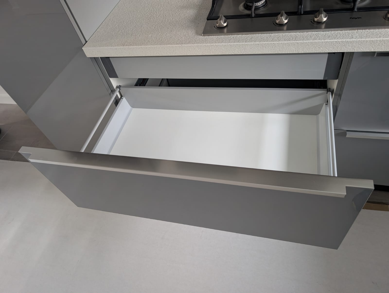 02636 - Grijze hoekkeuken