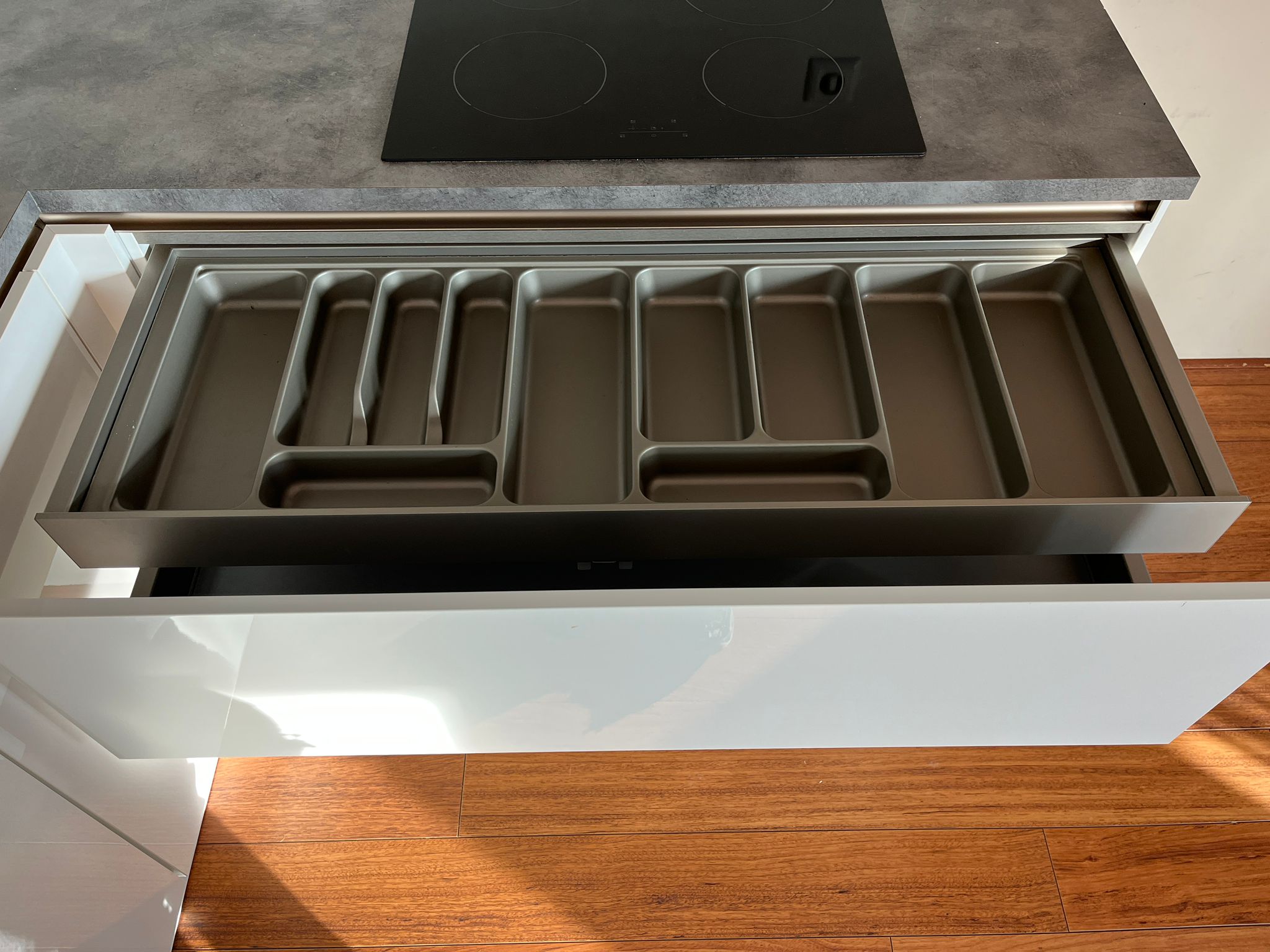 02700 - Hoogglans witte hoekkeuken