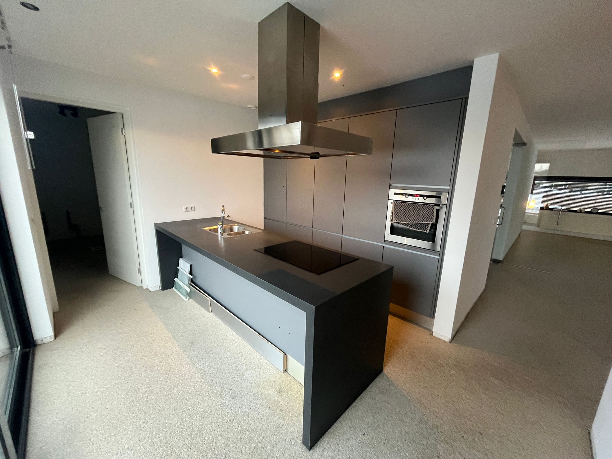 02288 - Grijze schiereiland keuken