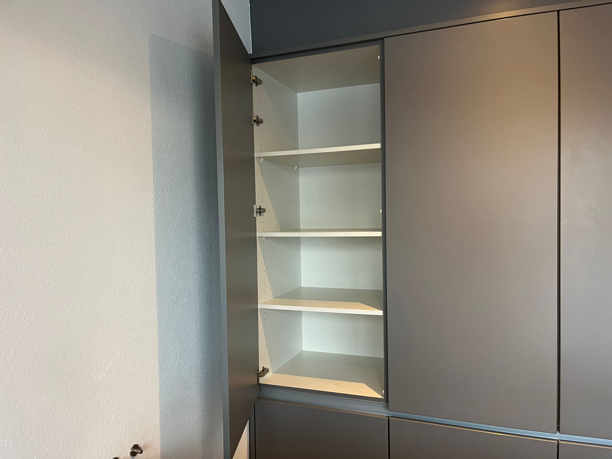 02288 - Grijze schiereiland keuken