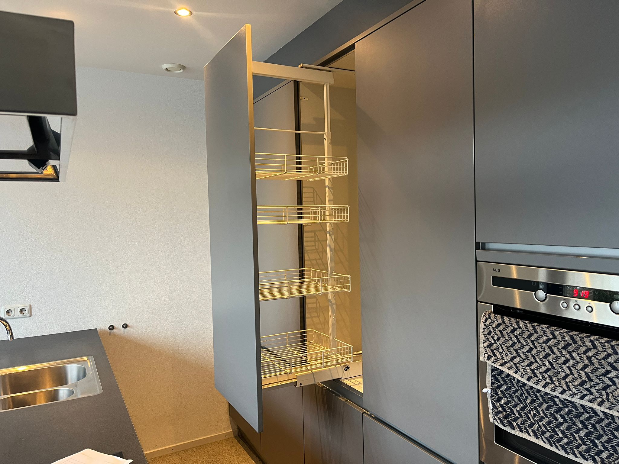 02288 - Grijze schiereiland keuken