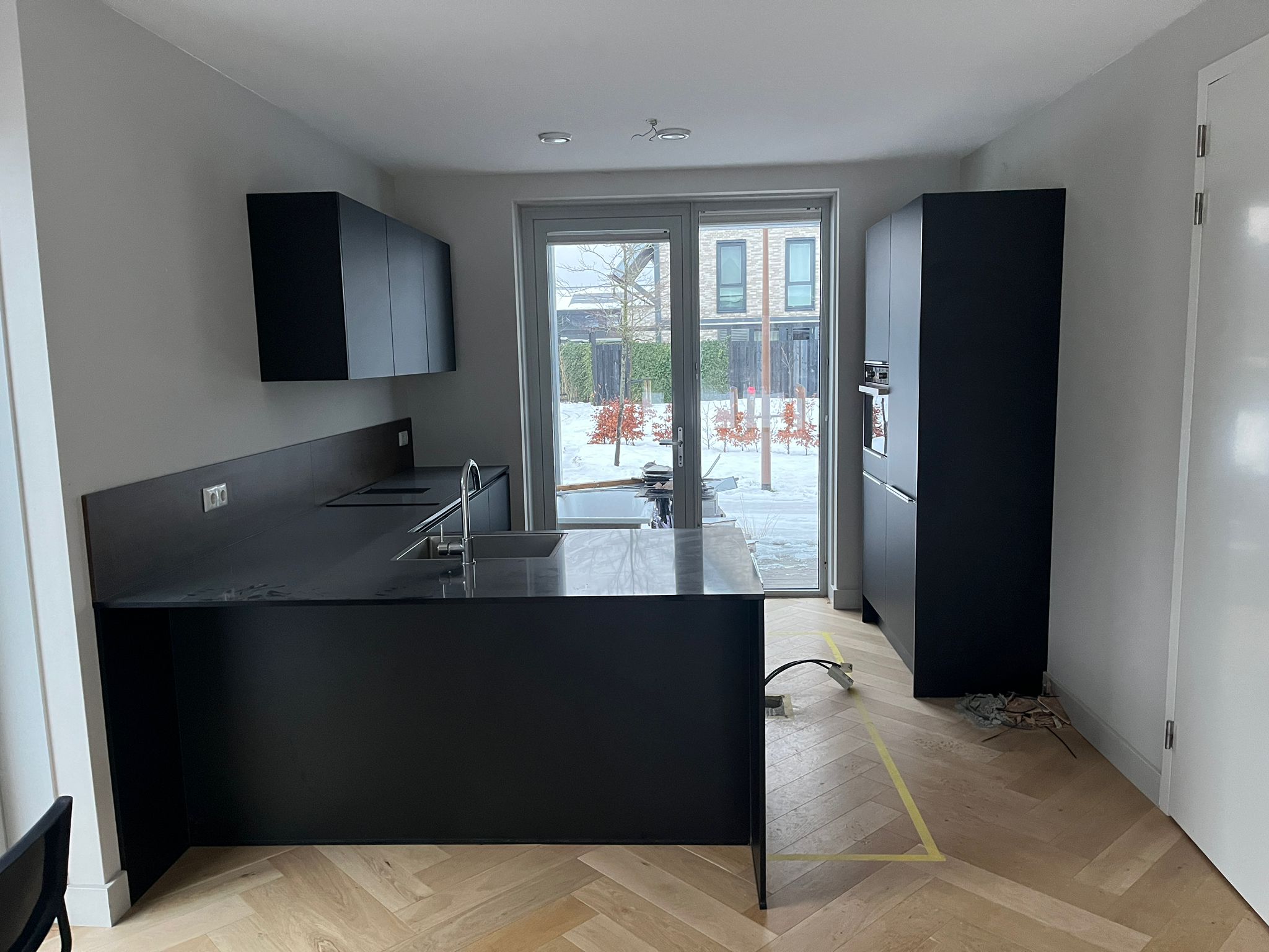 03000 - Zwarte hoekkeuken met hoge kast