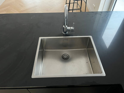 03000 - Zwarte hoekkeuken met hoge kast