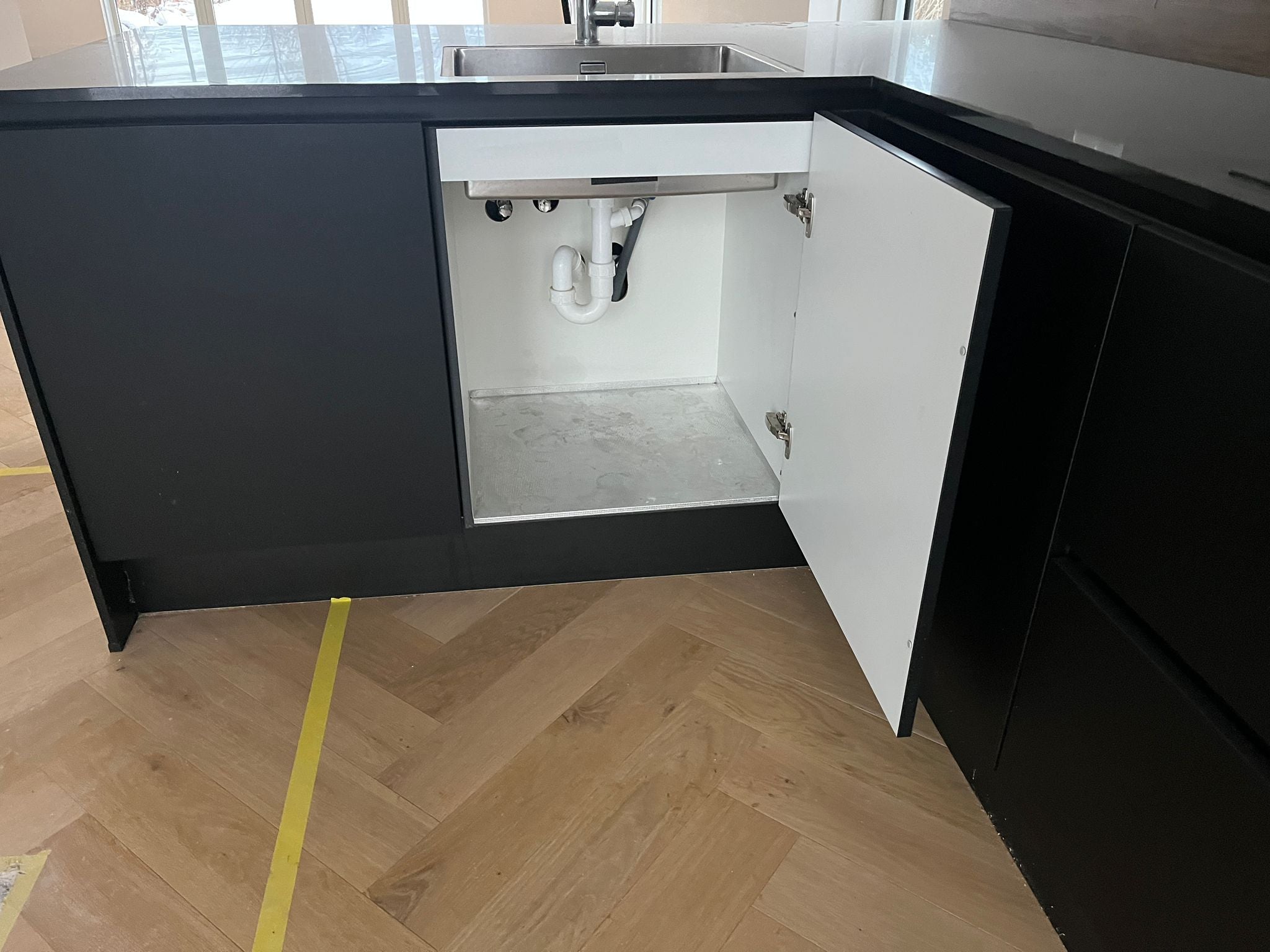 03000 - Zwarte hoekkeuken met hoge kast