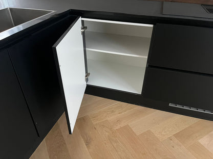 03000 - Zwarte hoekkeuken met hoge kast