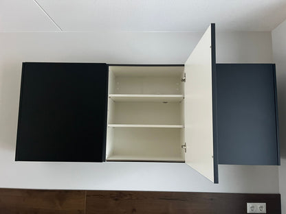 03000 - Zwarte hoekkeuken met hoge kast