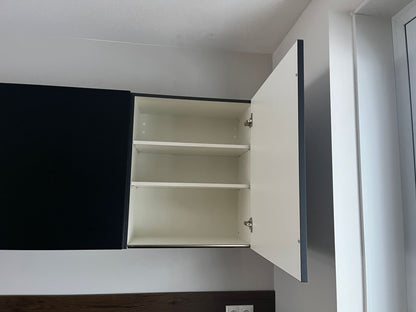 03000 - Zwarte hoekkeuken met hoge kast