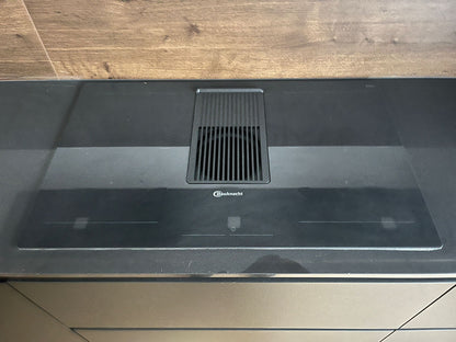 03000 - Zwarte hoekkeuken met hoge kast