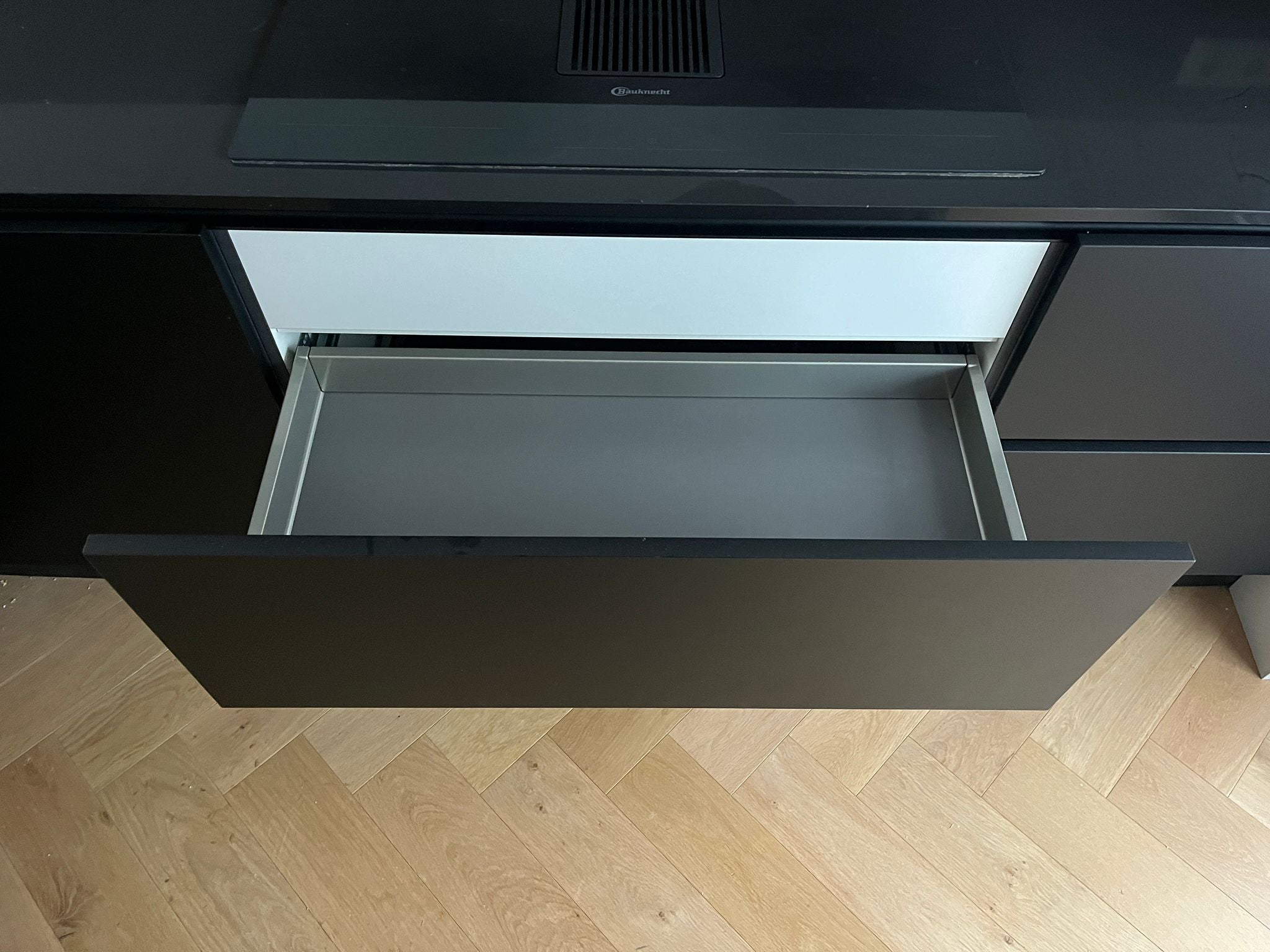 03000 - Zwarte hoekkeuken met hoge kast