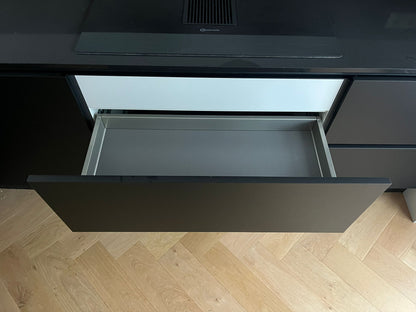 03000 - Zwarte hoekkeuken met hoge kast