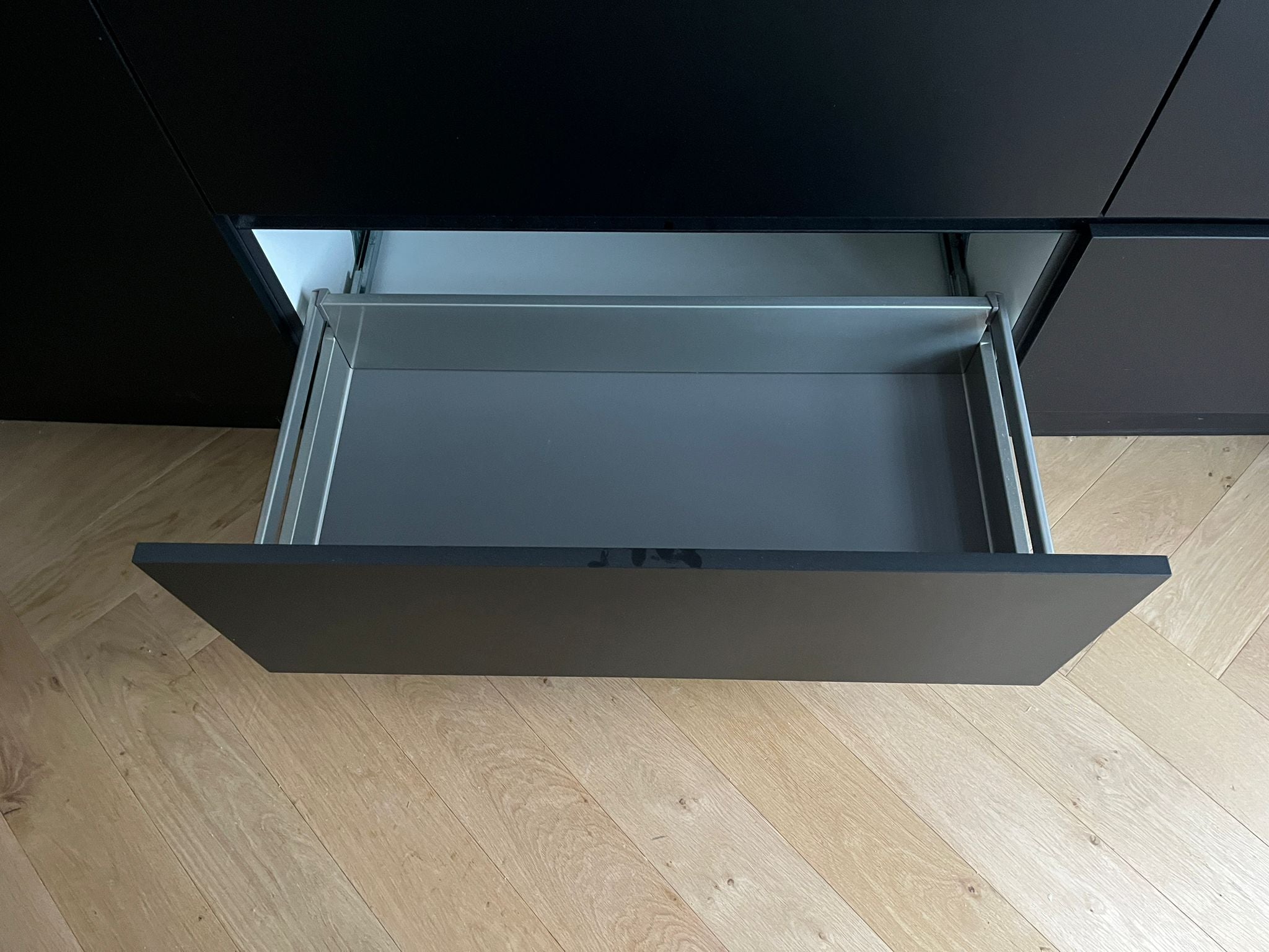 03000 - Zwarte hoekkeuken met hoge kast