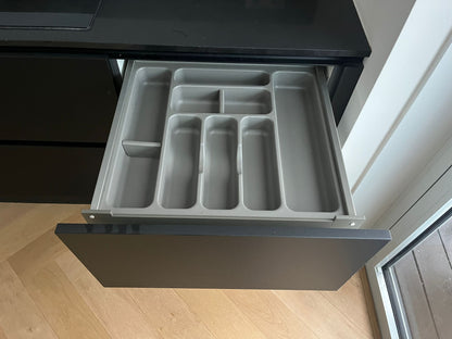 03000 - Zwarte hoekkeuken met hoge kast