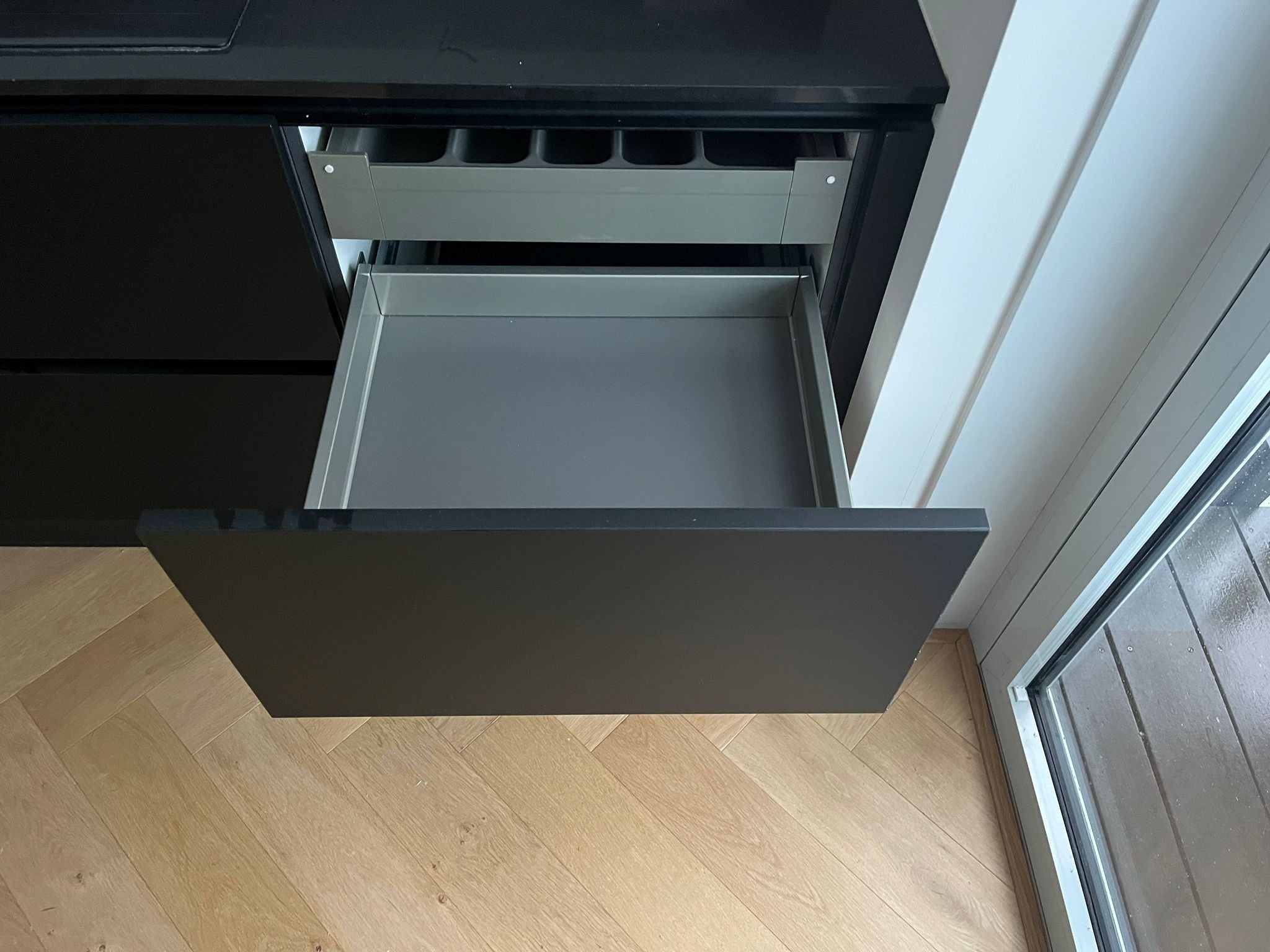 03000 - Zwarte hoekkeuken met hoge kast