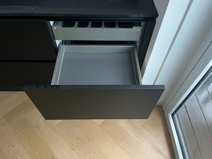 03000 - Zwarte hoekkeuken met hoge kast