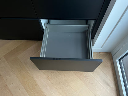 03000 - Zwarte hoekkeuken met hoge kast