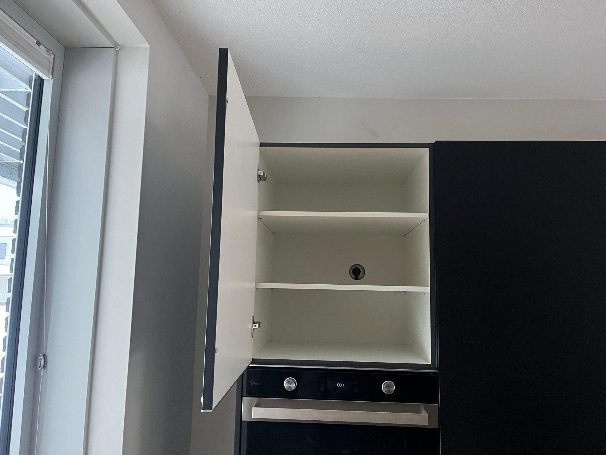 03000 - Zwarte hoekkeuken met hoge kast