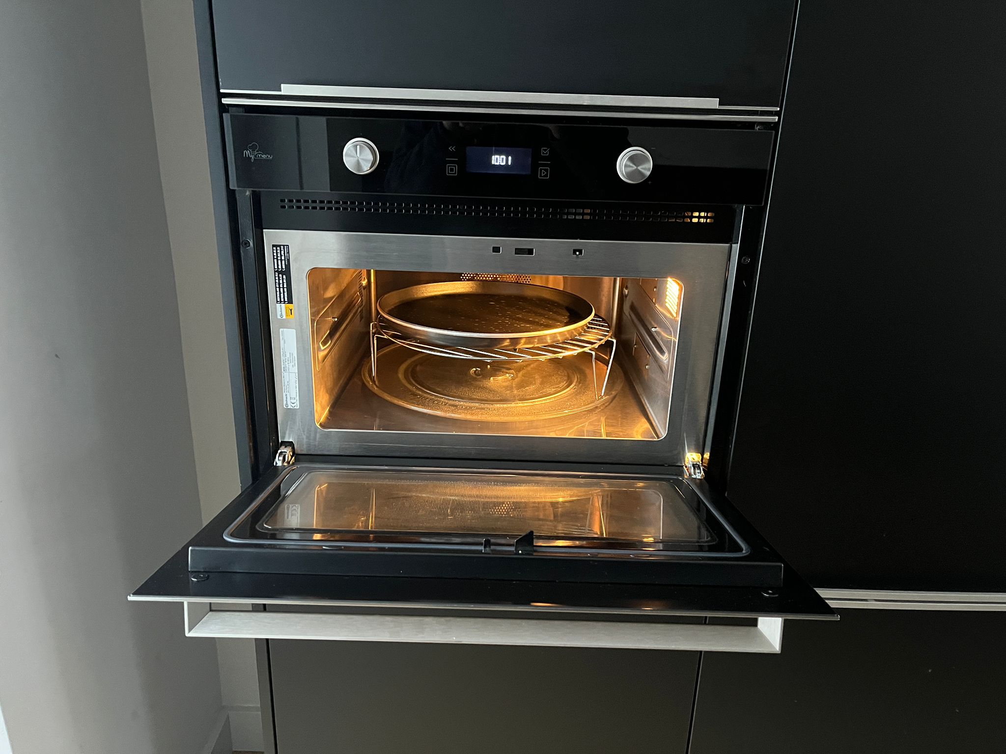 03000 - Zwarte hoekkeuken met hoge kast