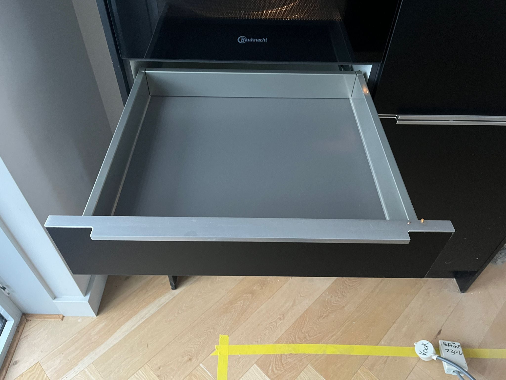 03000 - Zwarte hoekkeuken met hoge kast