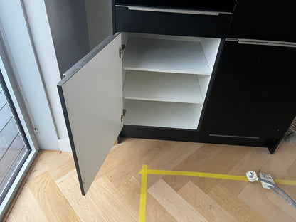 03000 - Zwarte hoekkeuken met hoge kast