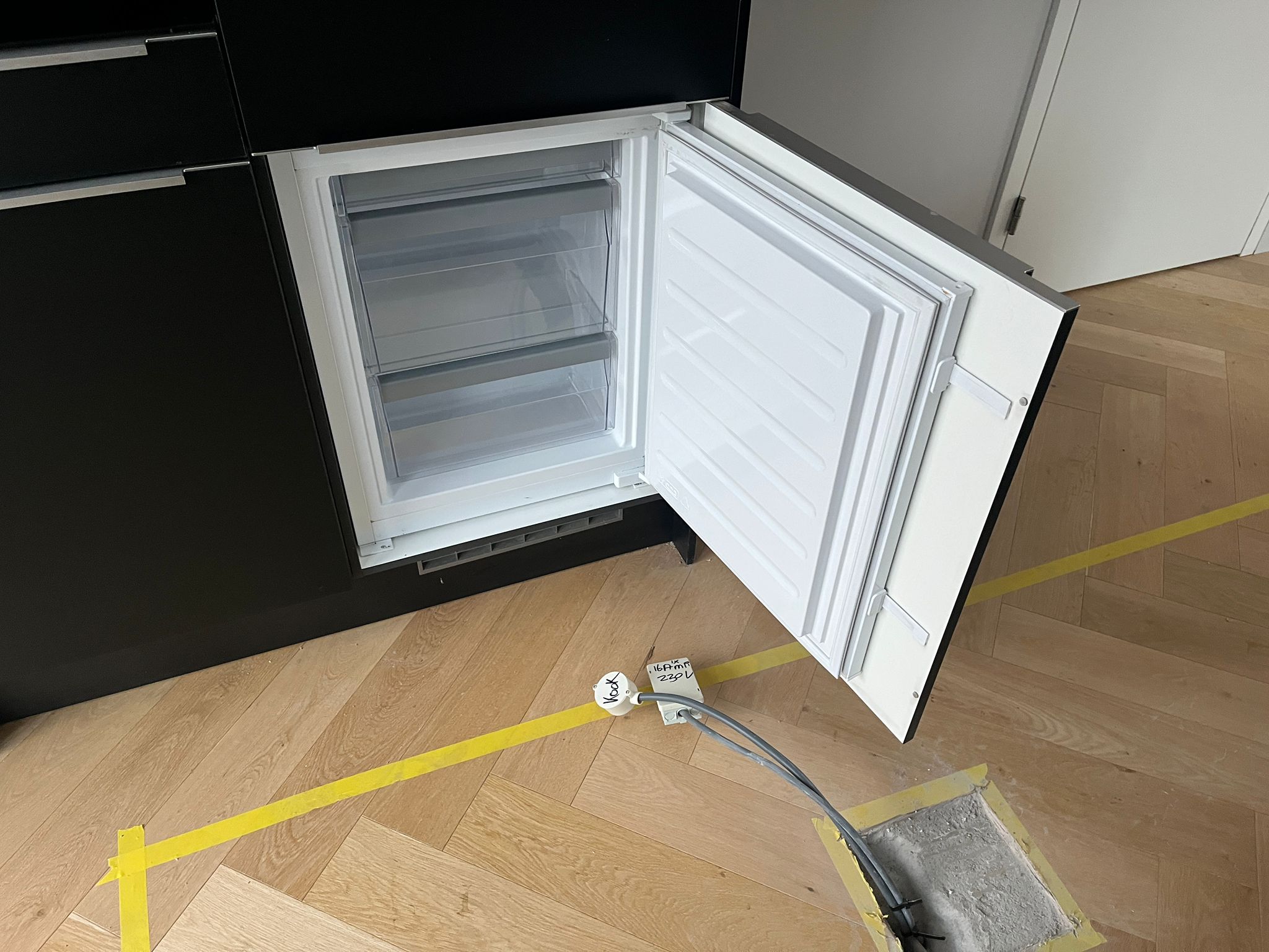 03000 - Zwarte hoekkeuken met hoge kast