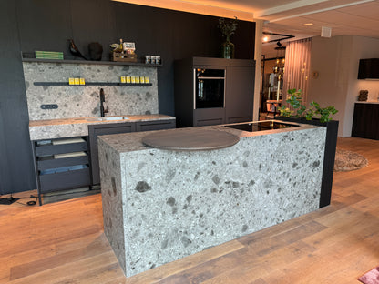 33843 - Siematic keuken met Grava riverwashed eiland