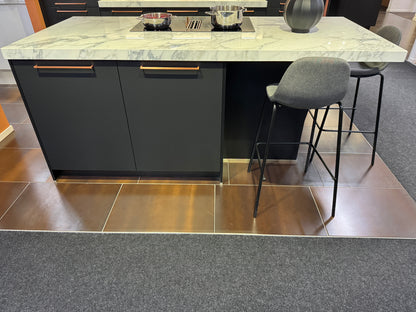 00044 - Mat zwarte eilandkeuken