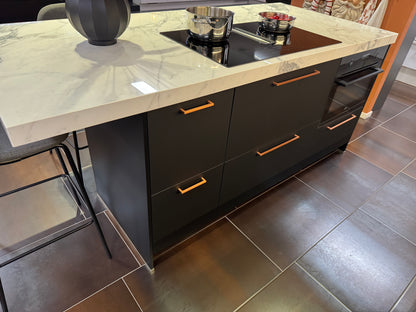 00044 - Mat zwarte eilandkeuken