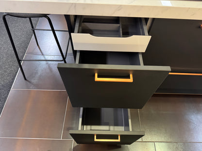 00044 - Mat zwarte eilandkeuken