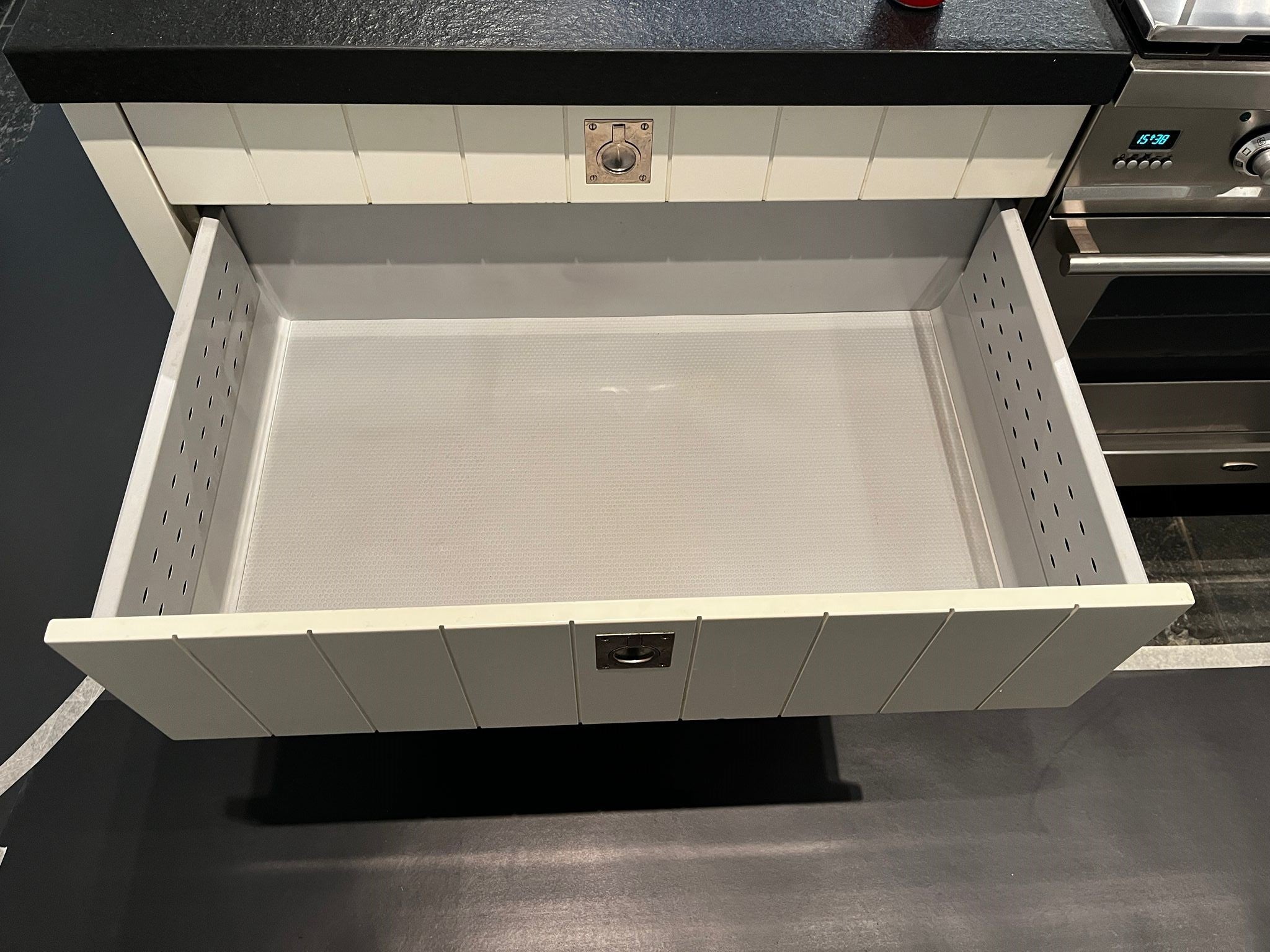 28145 - Witte eilandkeuken met stenen blad