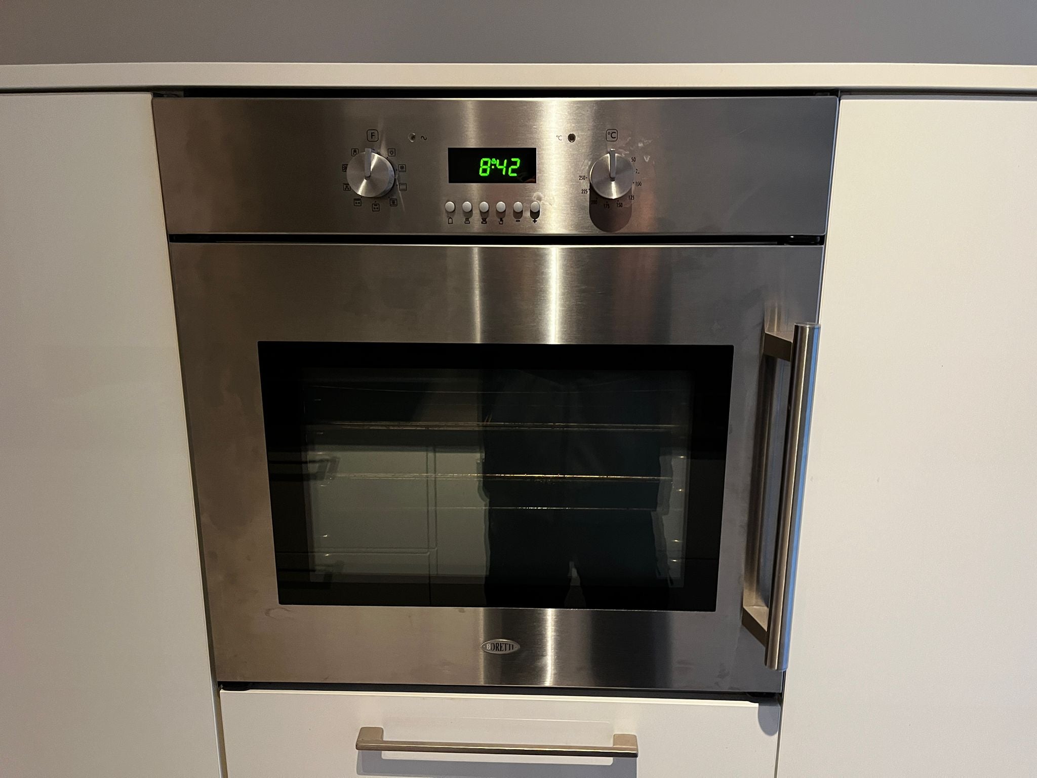 00127 - Witte keuken met kastenwand