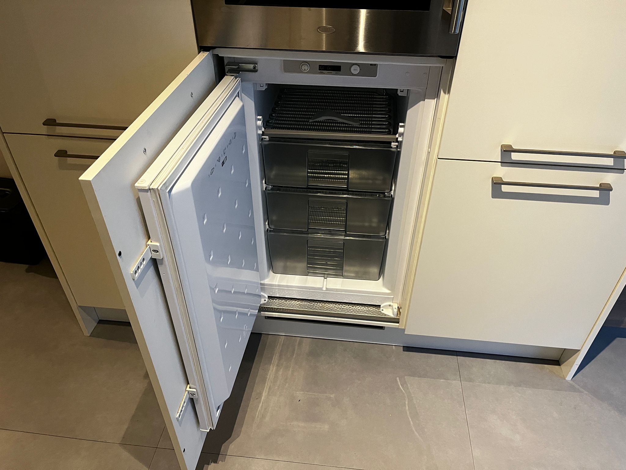 00127 - Witte keuken met kastenwand