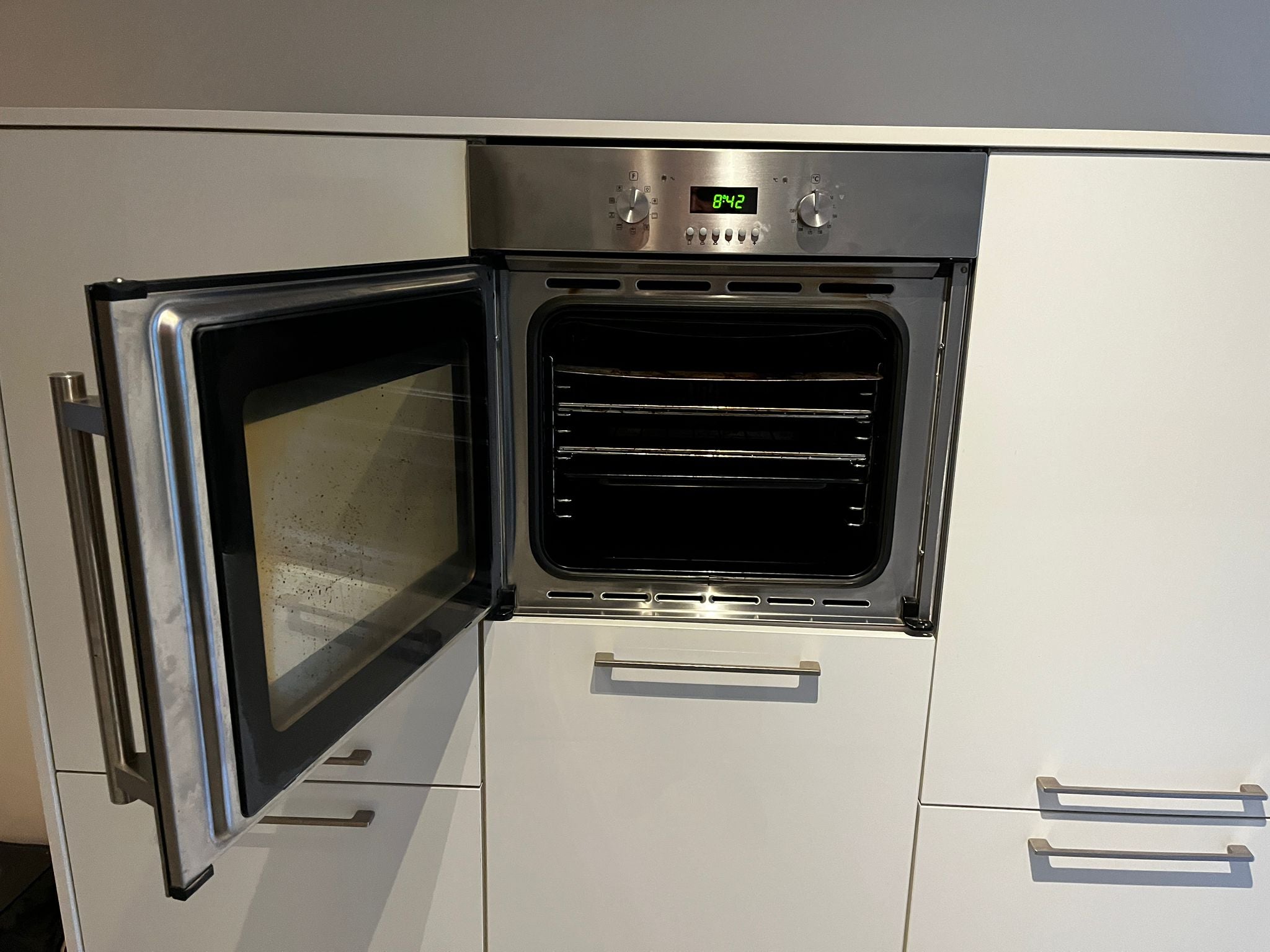 00127 - Witte keuken met kastenwand