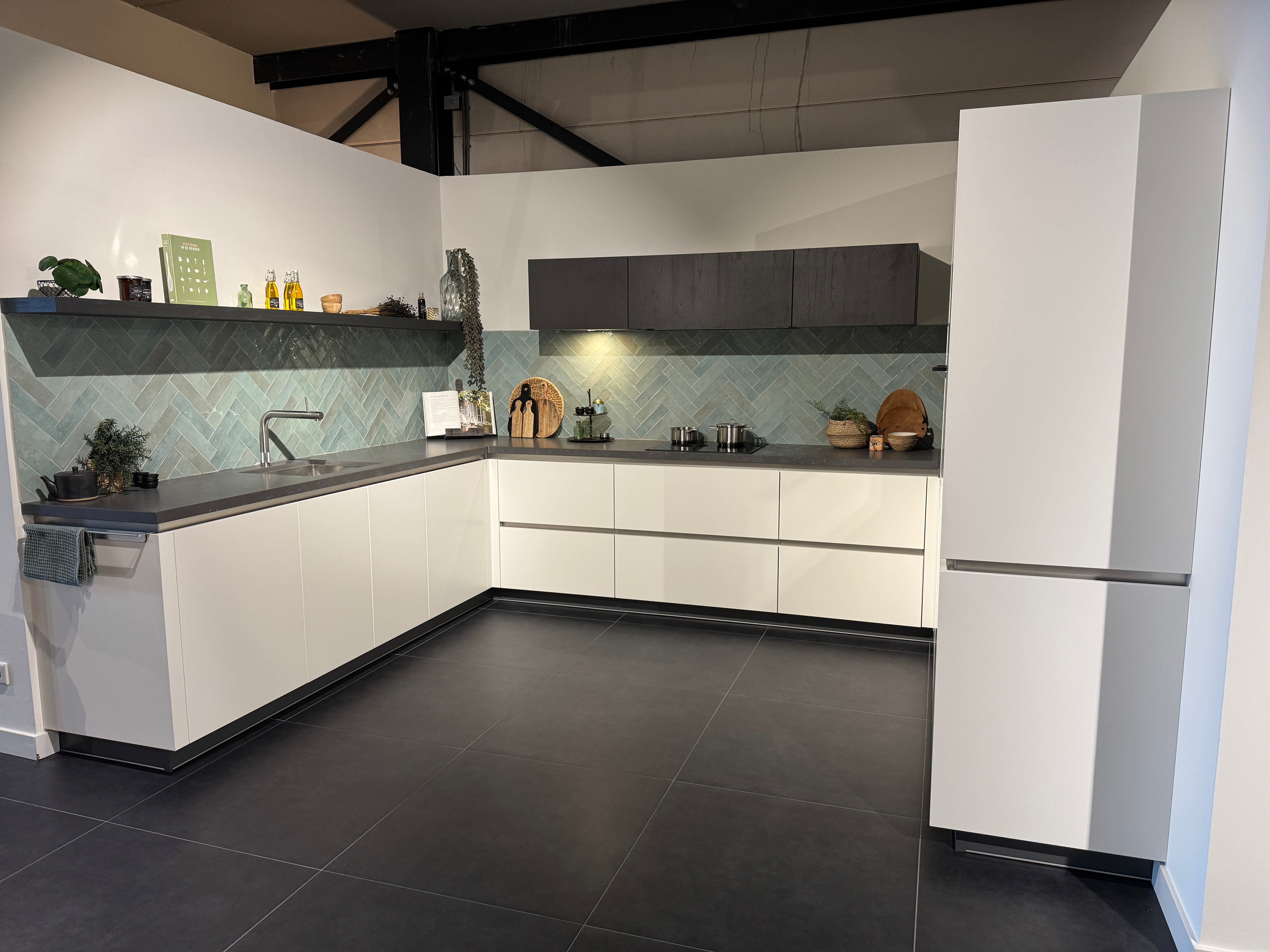 00518 - Moderne mat wit gelakte keuken