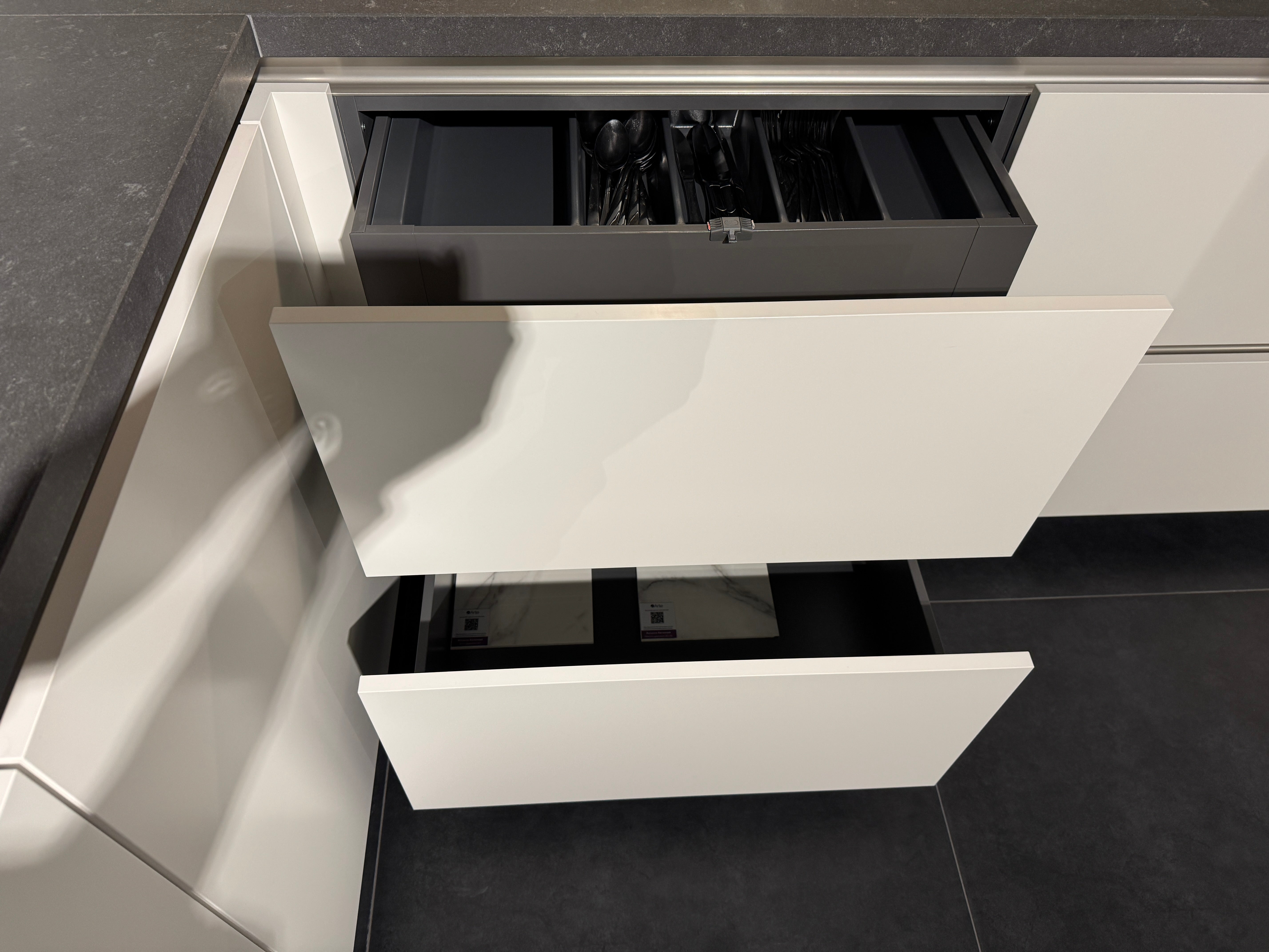 00518 - Moderne mat wit gelakte keuken