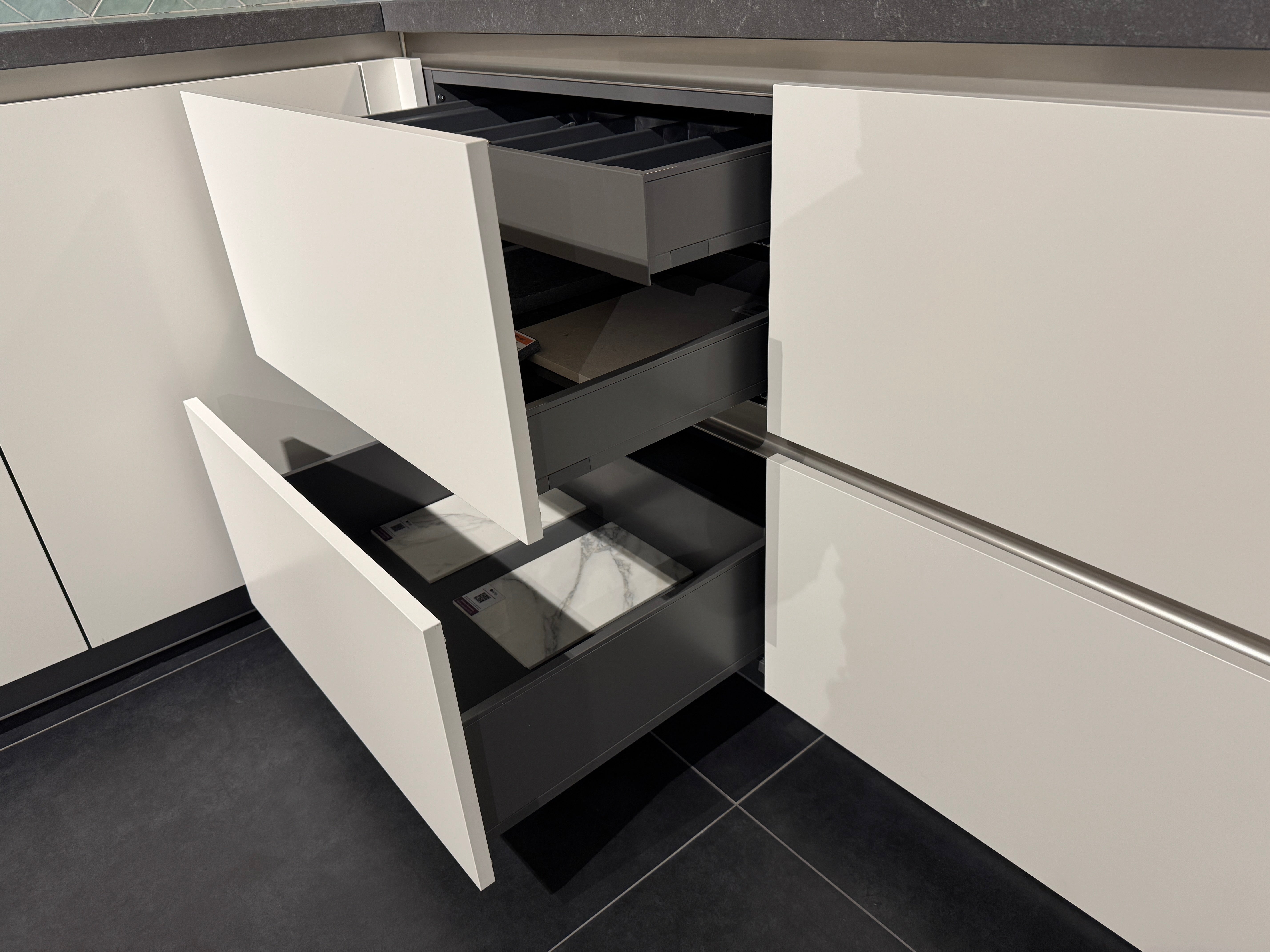 00518 - Moderne mat wit gelakte keuken