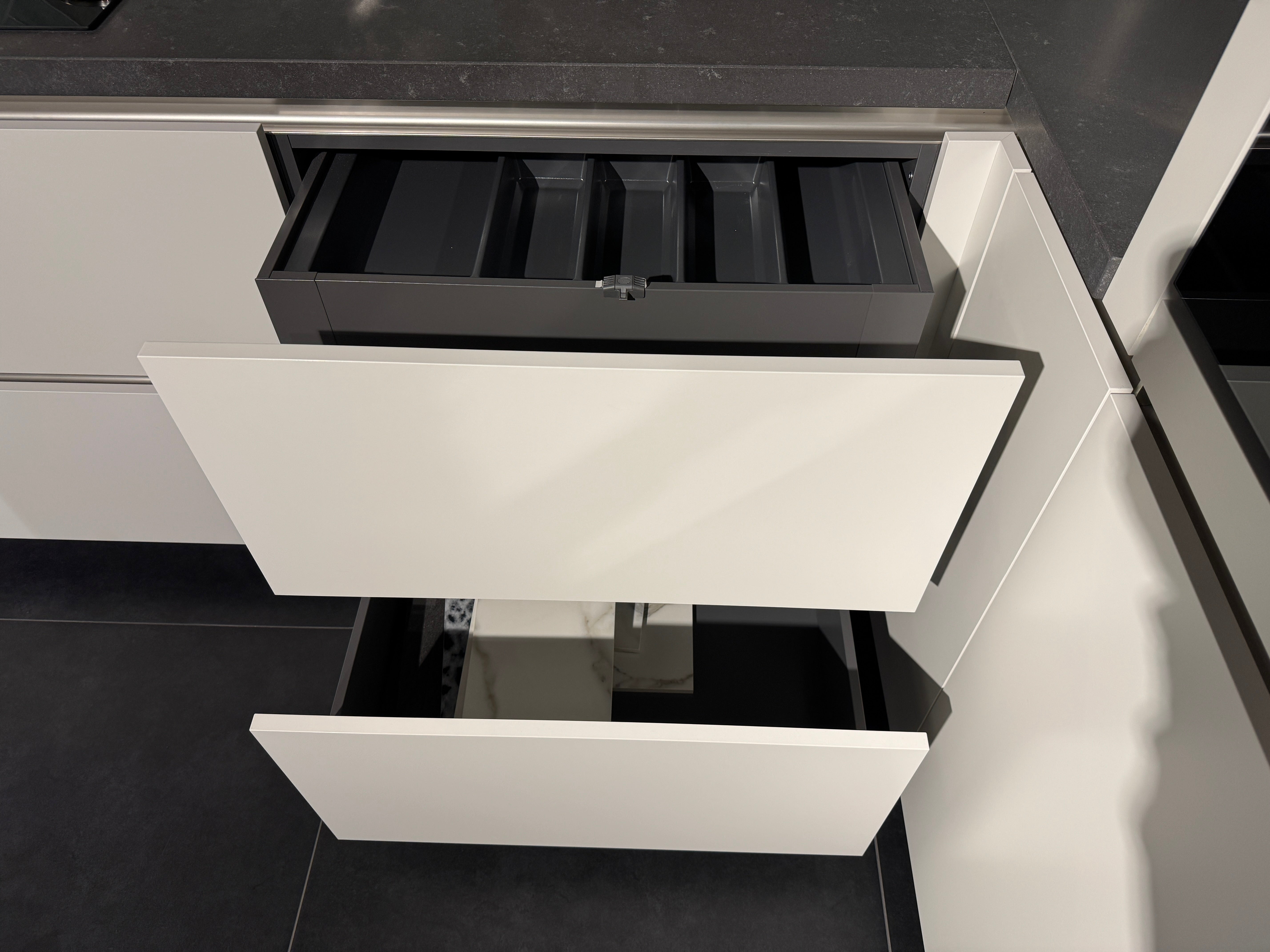 00518 - Moderne mat wit gelakte keuken