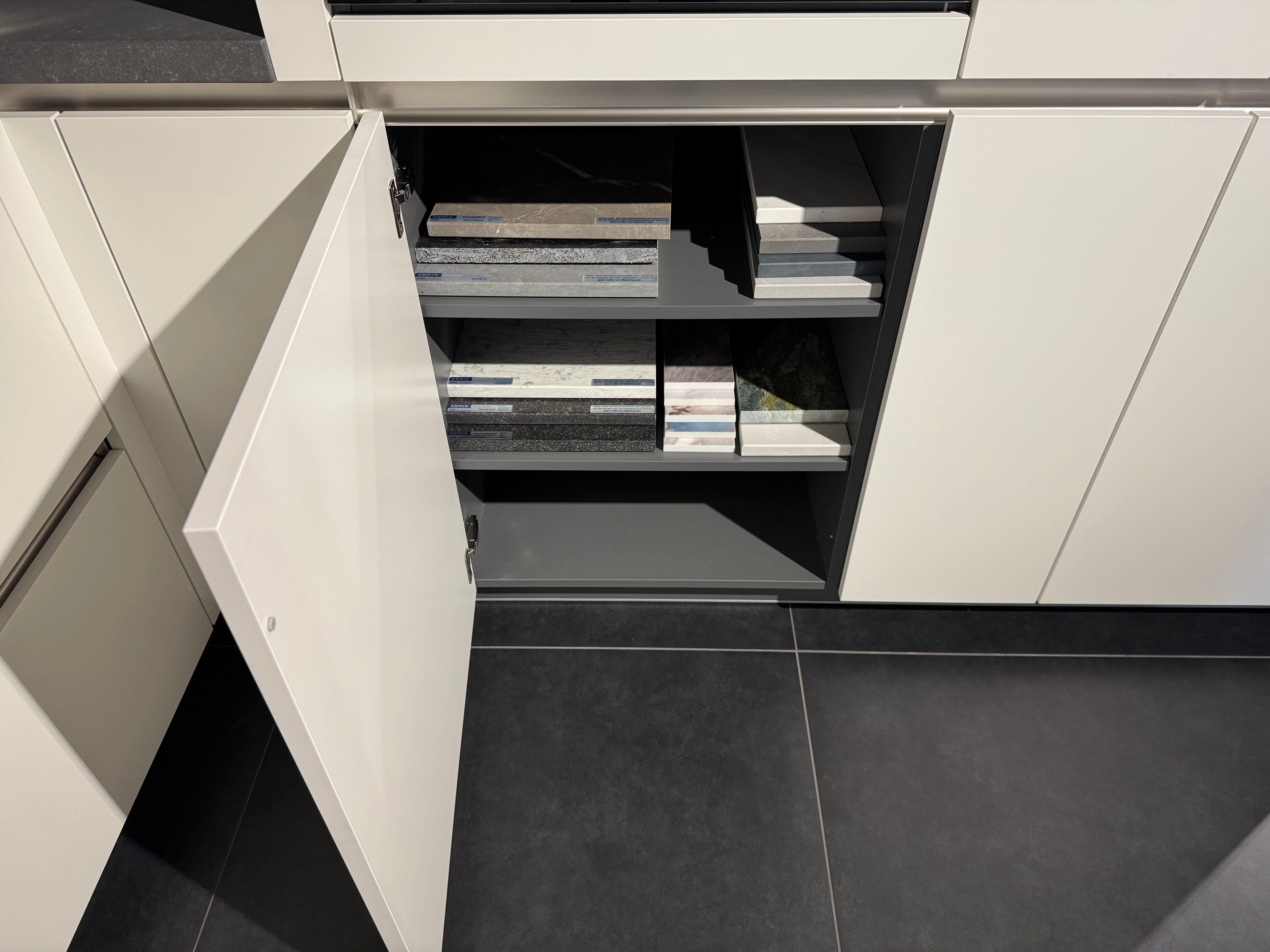 00518 - Moderne mat wit gelakte keuken