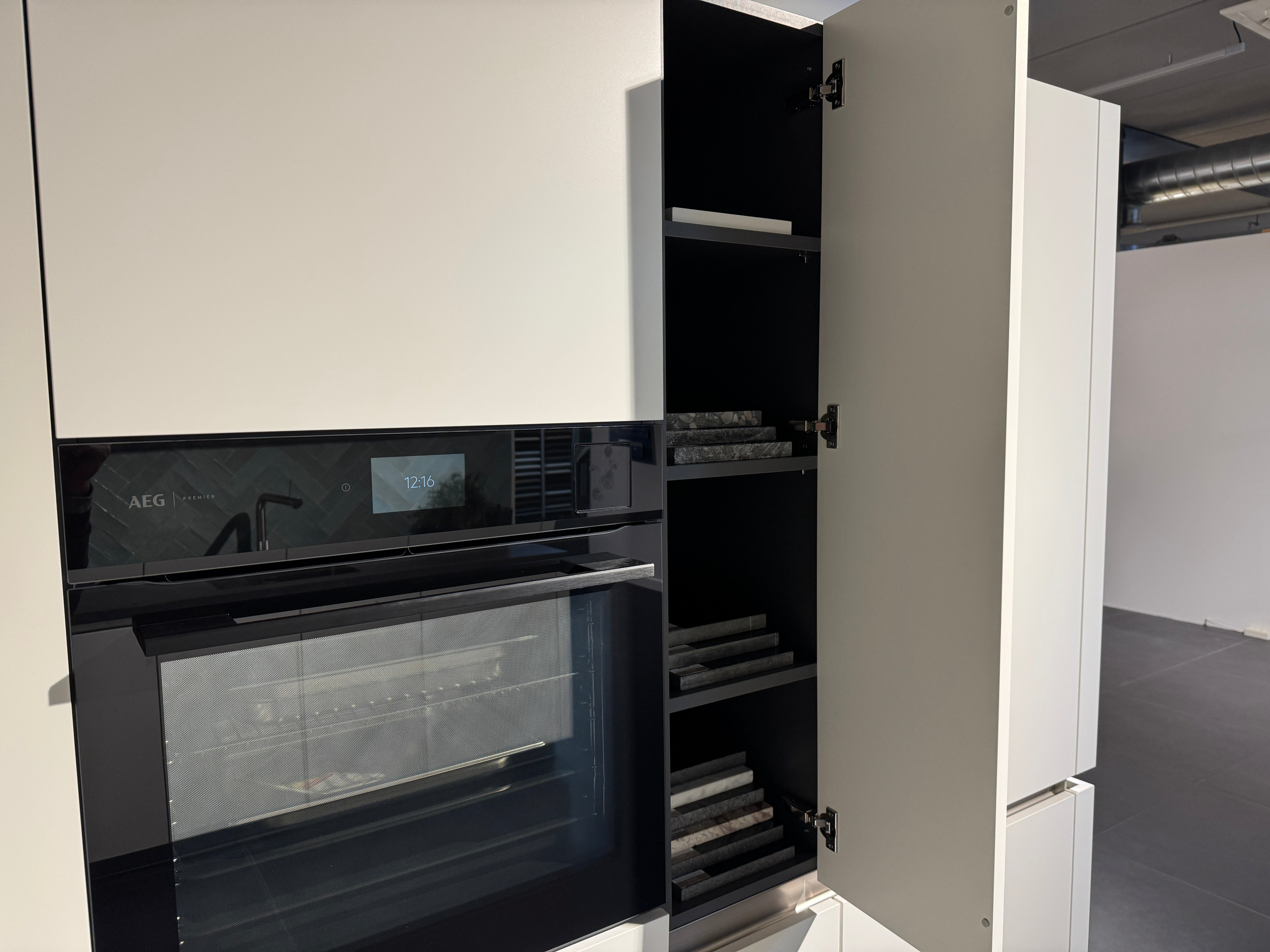 00518 - Moderne mat wit gelakte keuken