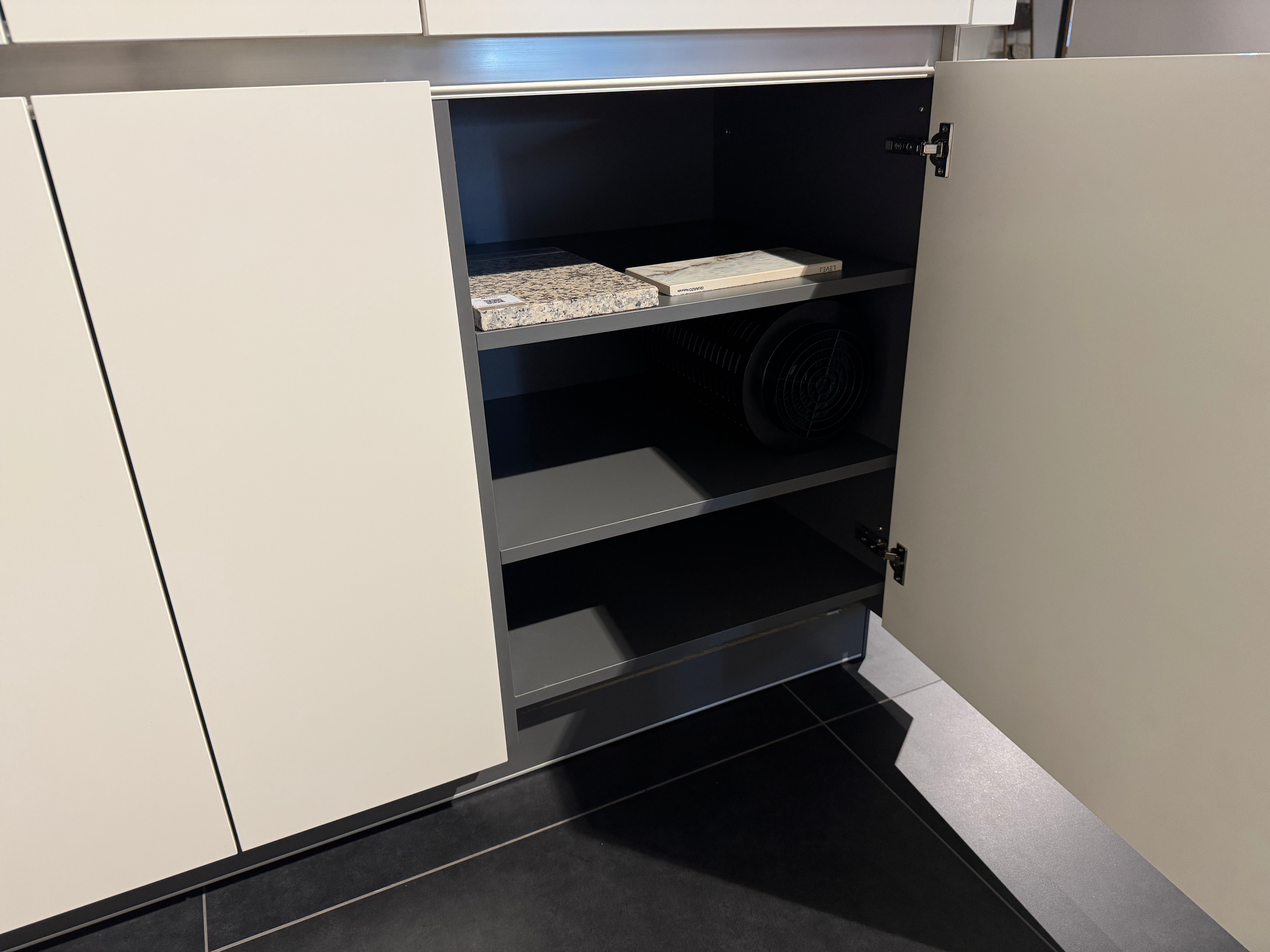 00518 - Moderne mat wit gelakte keuken