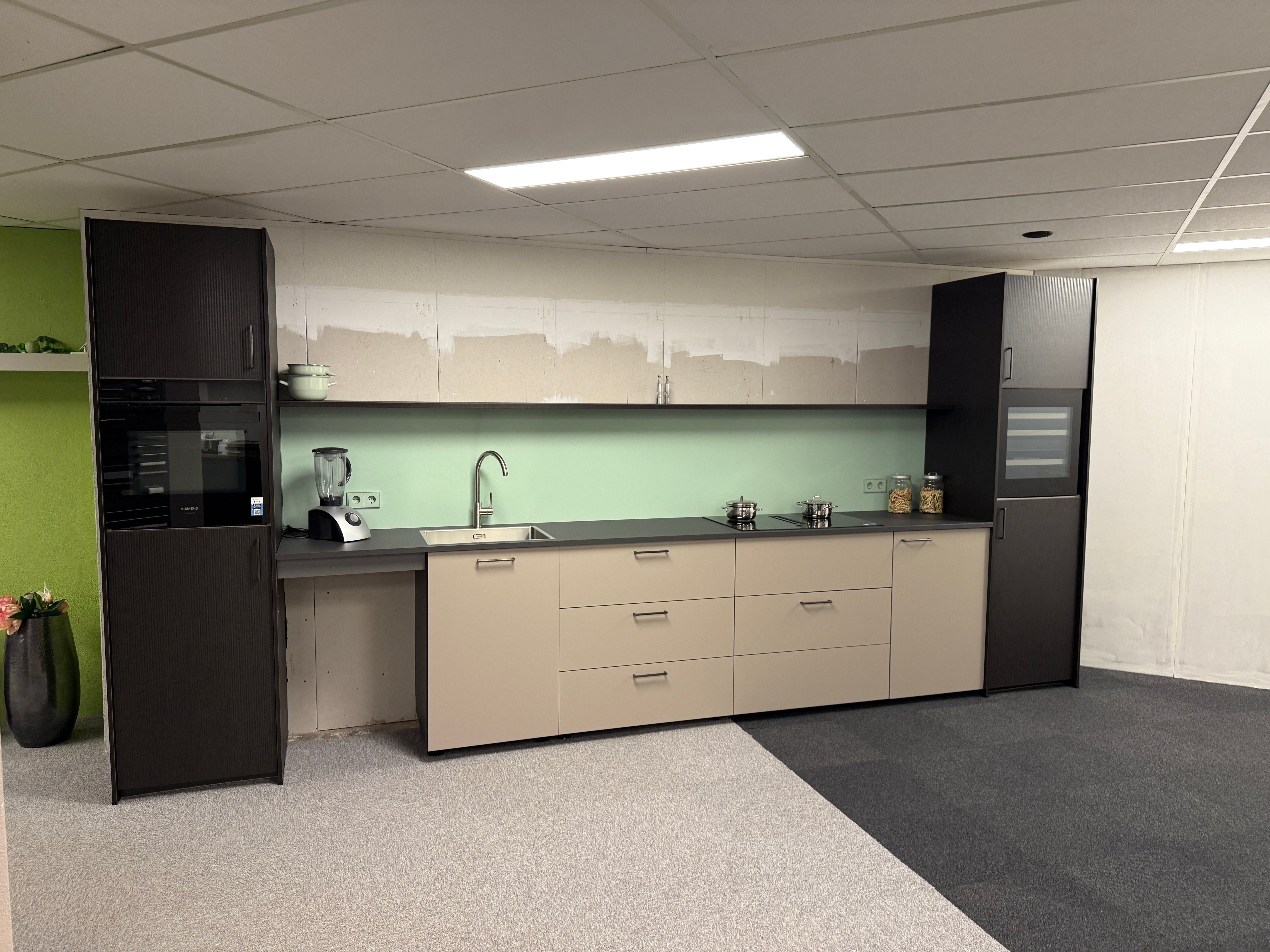 02020 - Rechte keuken in zwart houtnerflook